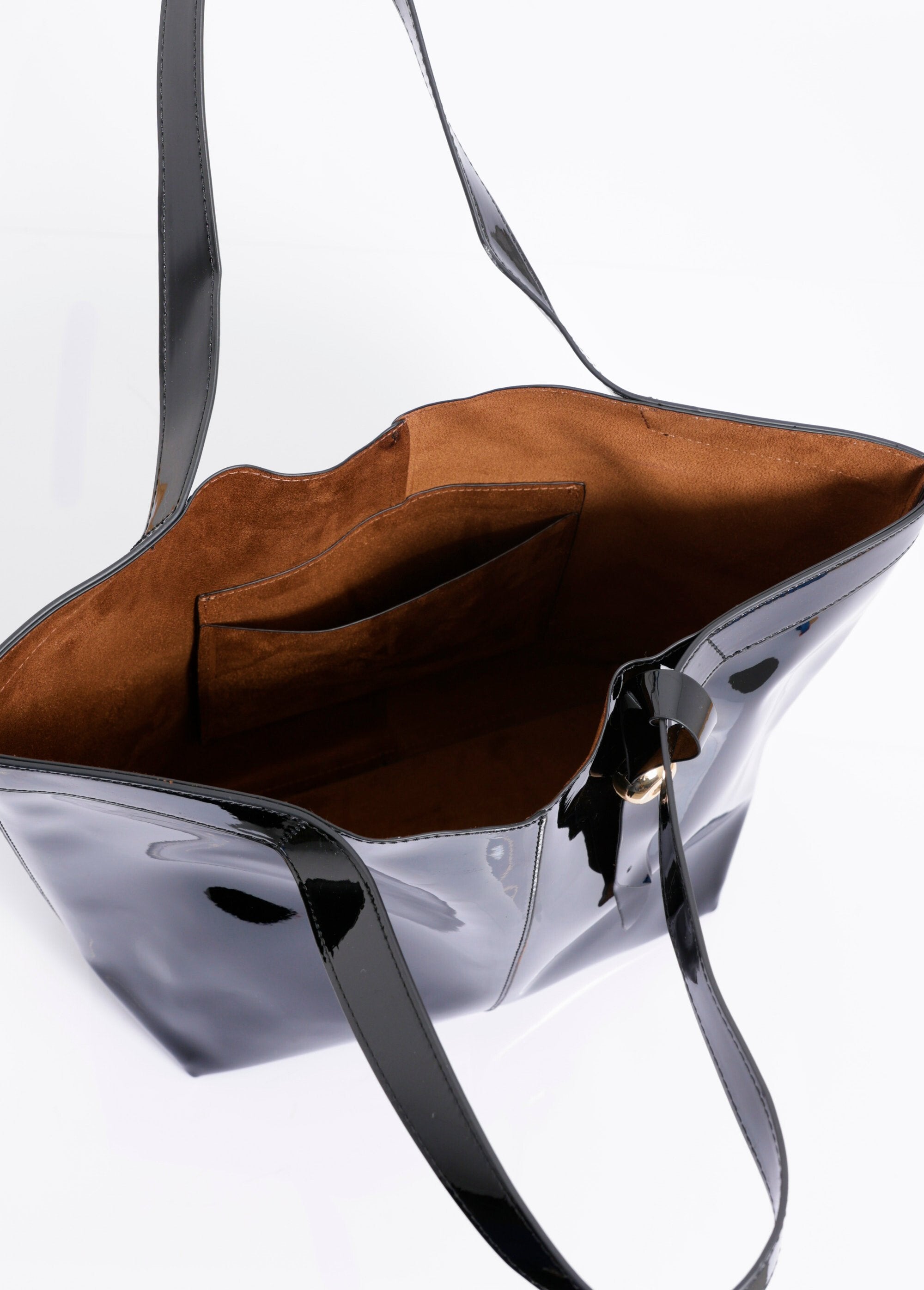 Bolso_tote_de_charol_con_asas_y_dije_barniz_negro_DE2_slim