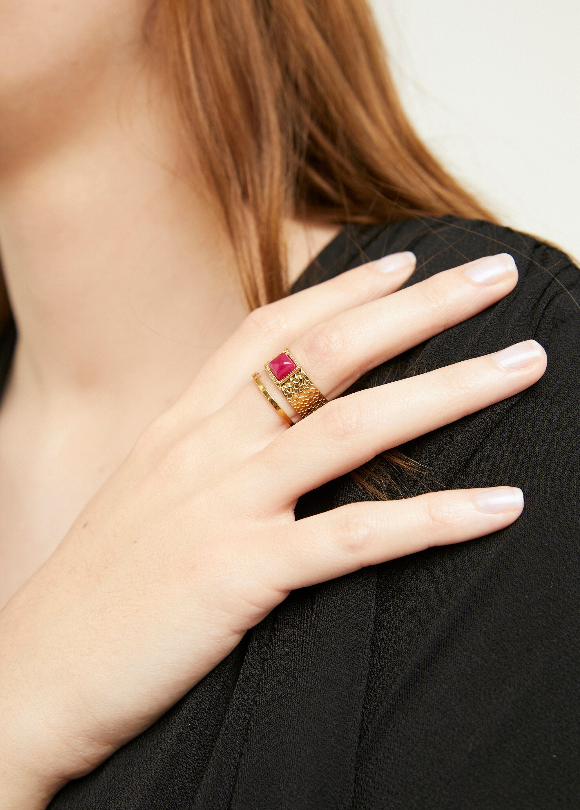 Anillo_grande_de_acero_con_piedra_cabujón_Oro_y_rosa_FA1_slim