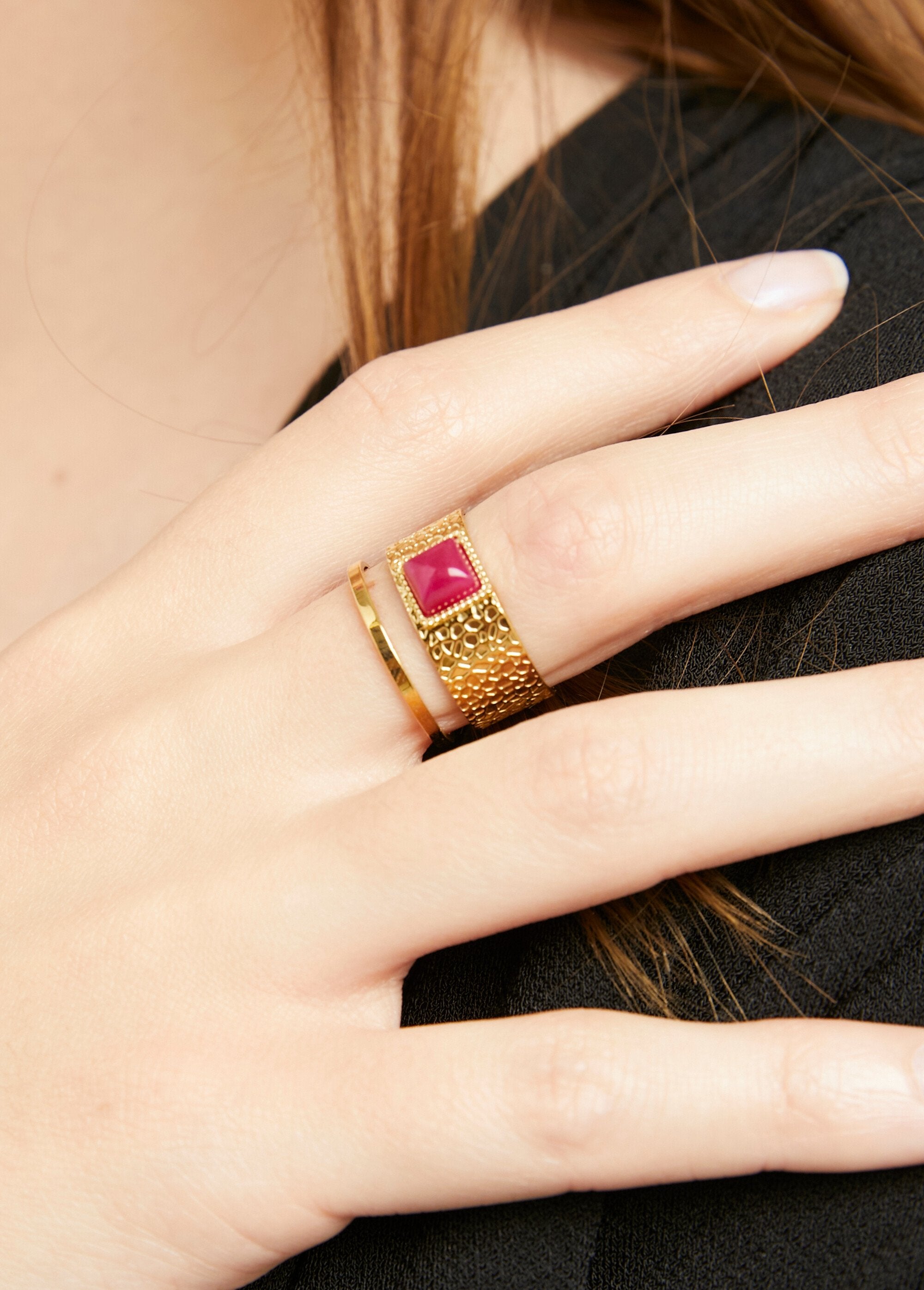 Anillo_grande_de_acero_con_piedra_cabujón_Oro_y_rosa_FA2_slim