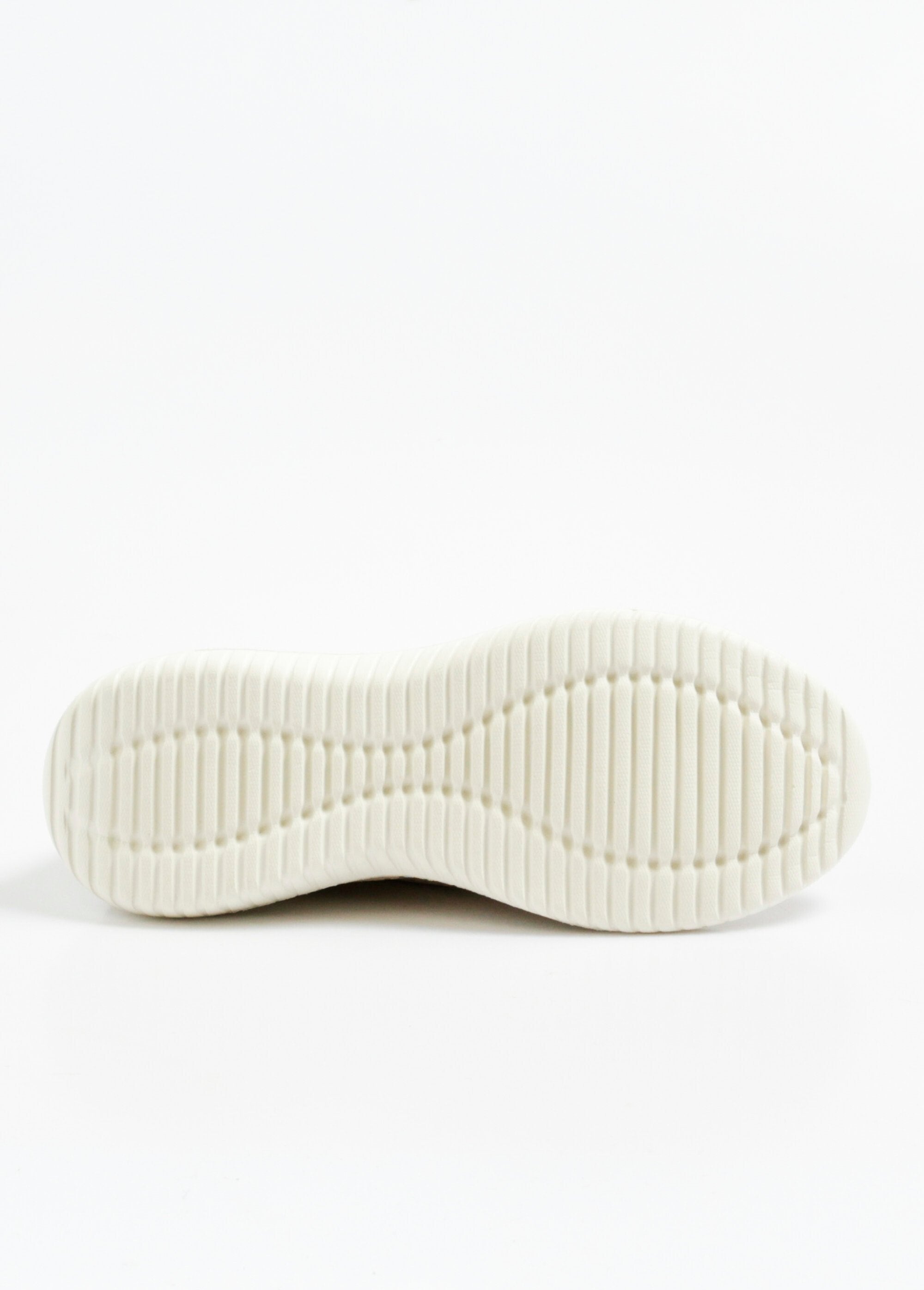 Zapatillas_deportivas_con_efecto_ante_perforado_y_cordones_Beige_UN1_slim