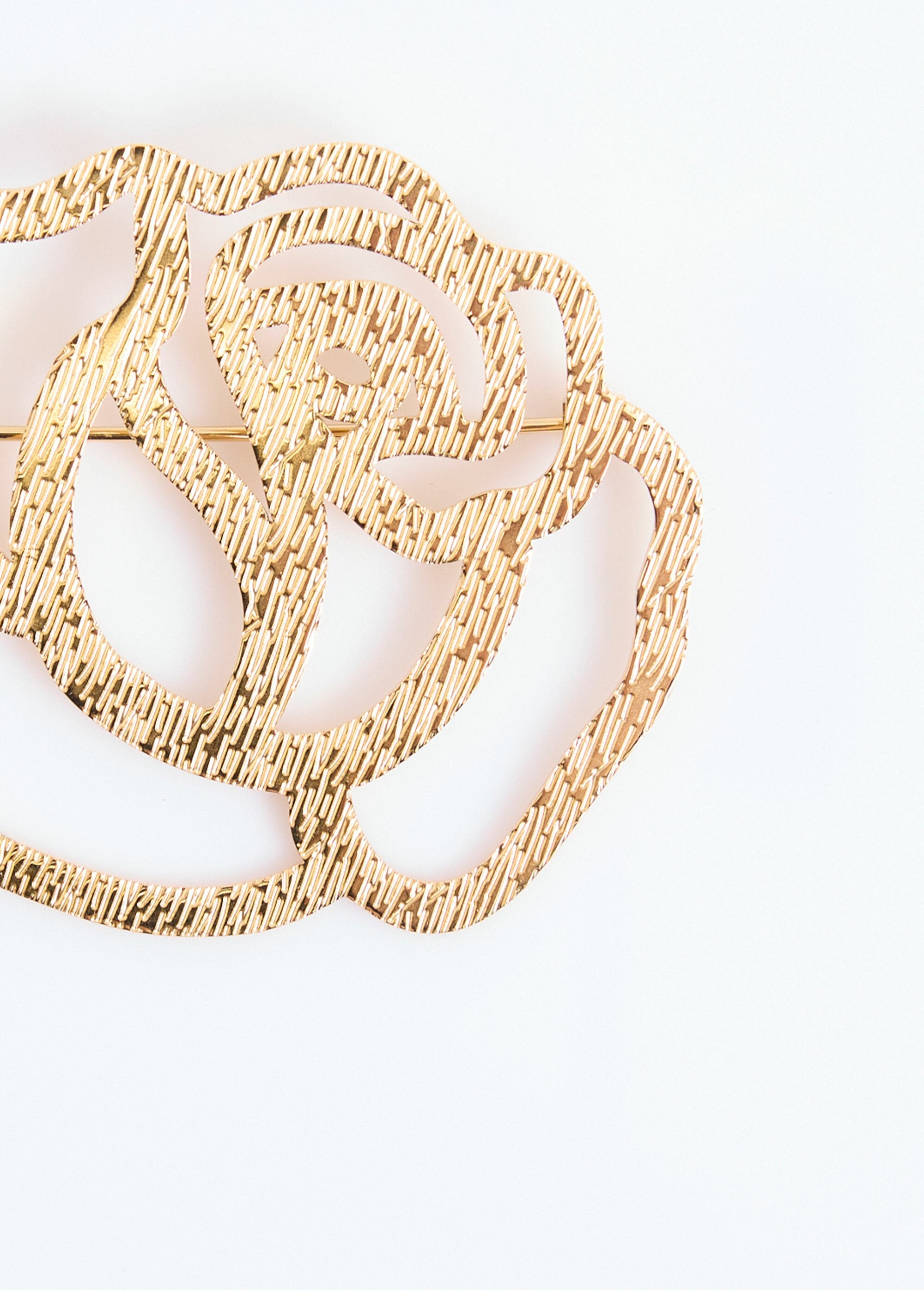 Broche_metálico_en_forma_de_flor_Dorado_DE1_slim