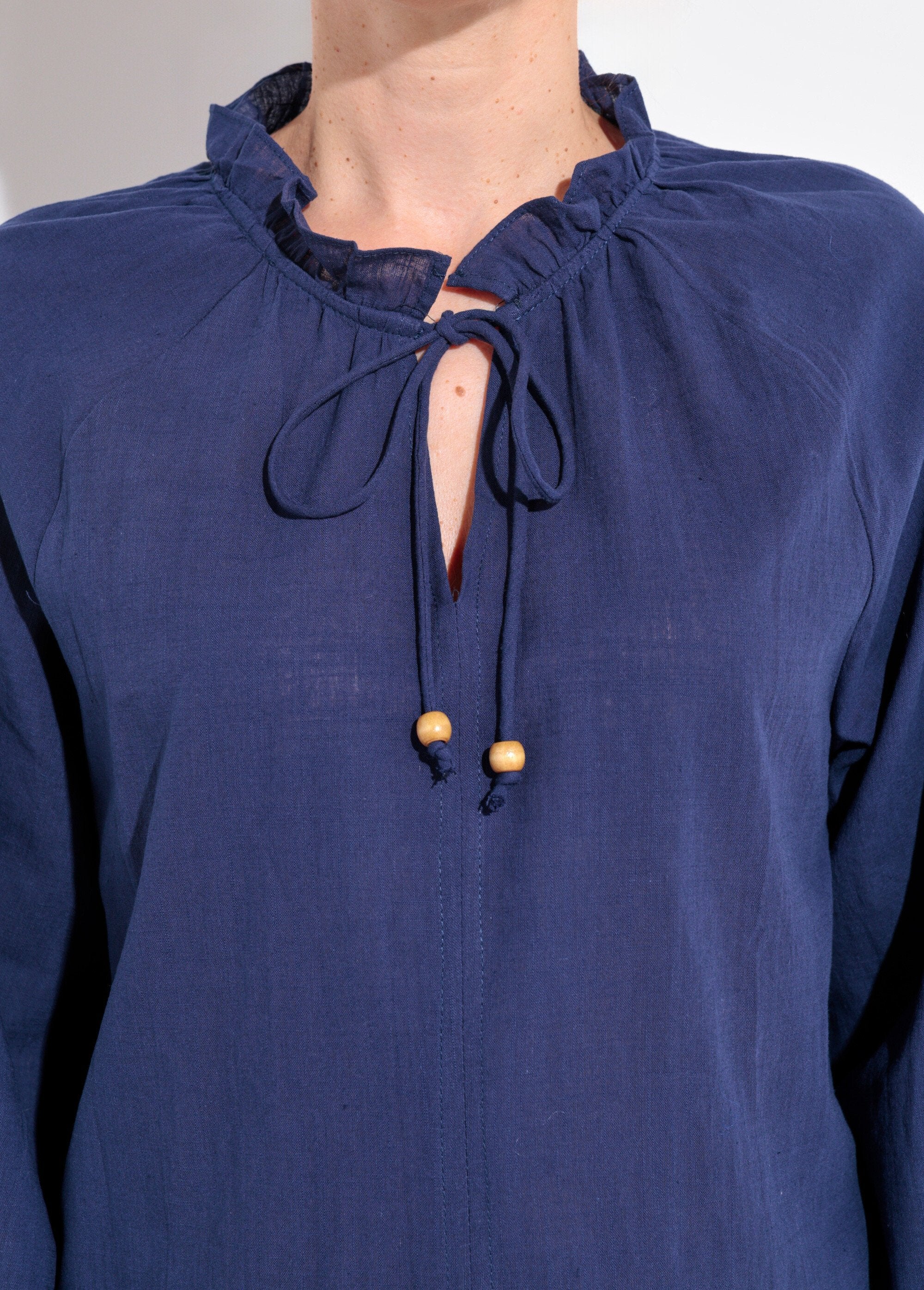 Blusa_holgada_con_cuello_en_V_y_lazo_Marina_DE1_slim