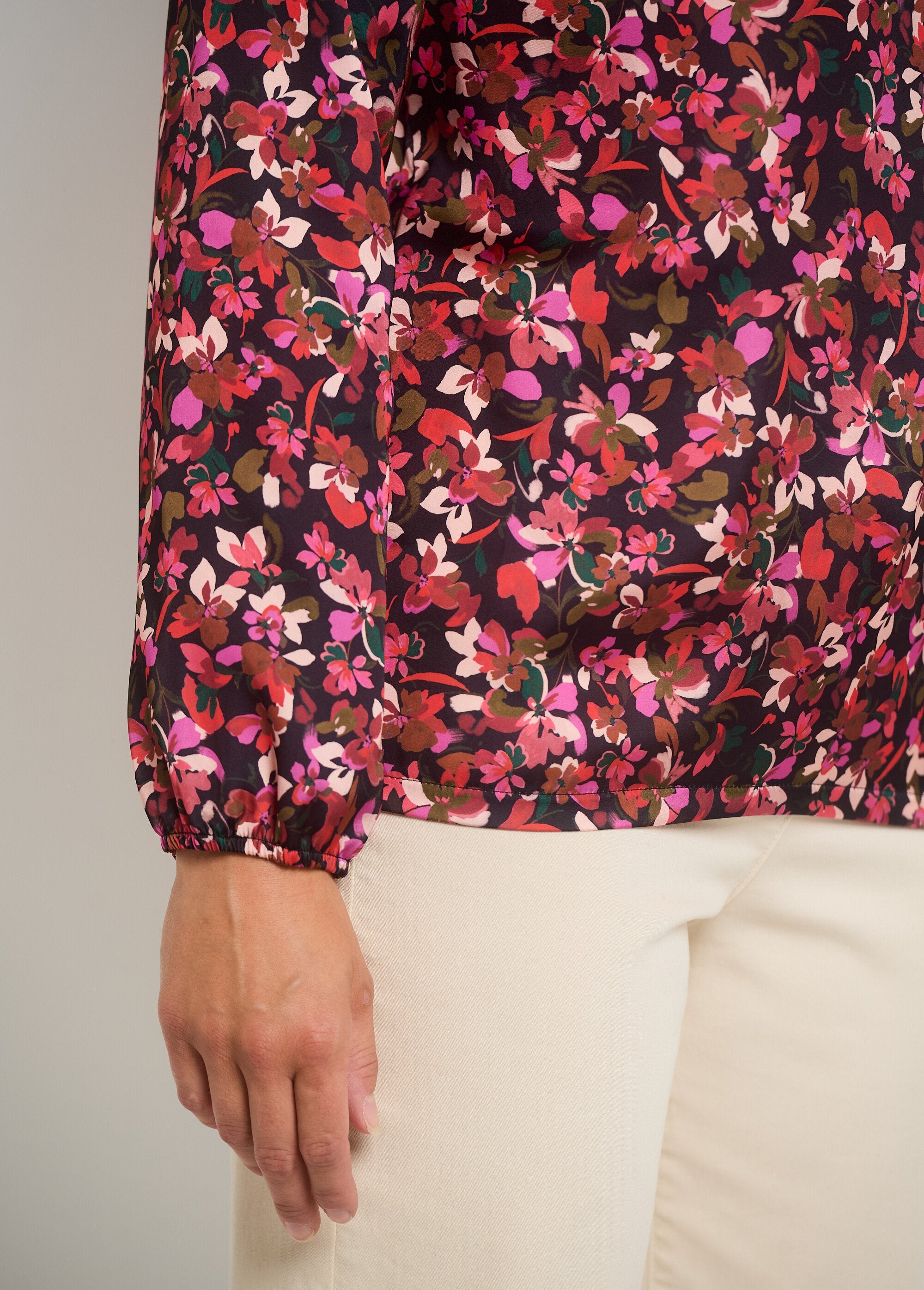 Blusa_estampada_con_cuello_de_pico_y_mangas_elásticas_rojo_y_negro_DE2_slim