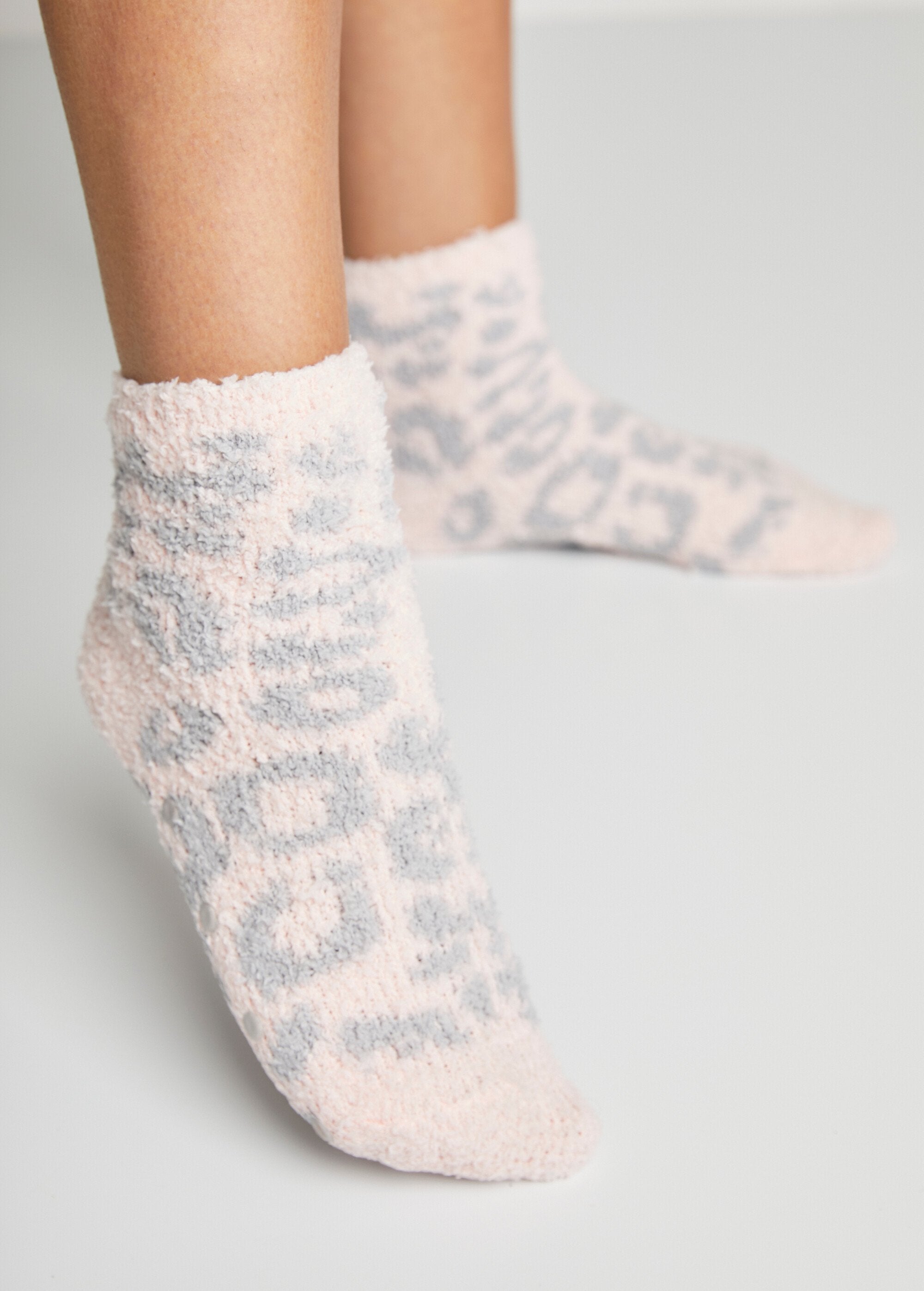 Calcetines_suaves_antideslizantes_Lote_surtido_de_grises_2_DE1_slim