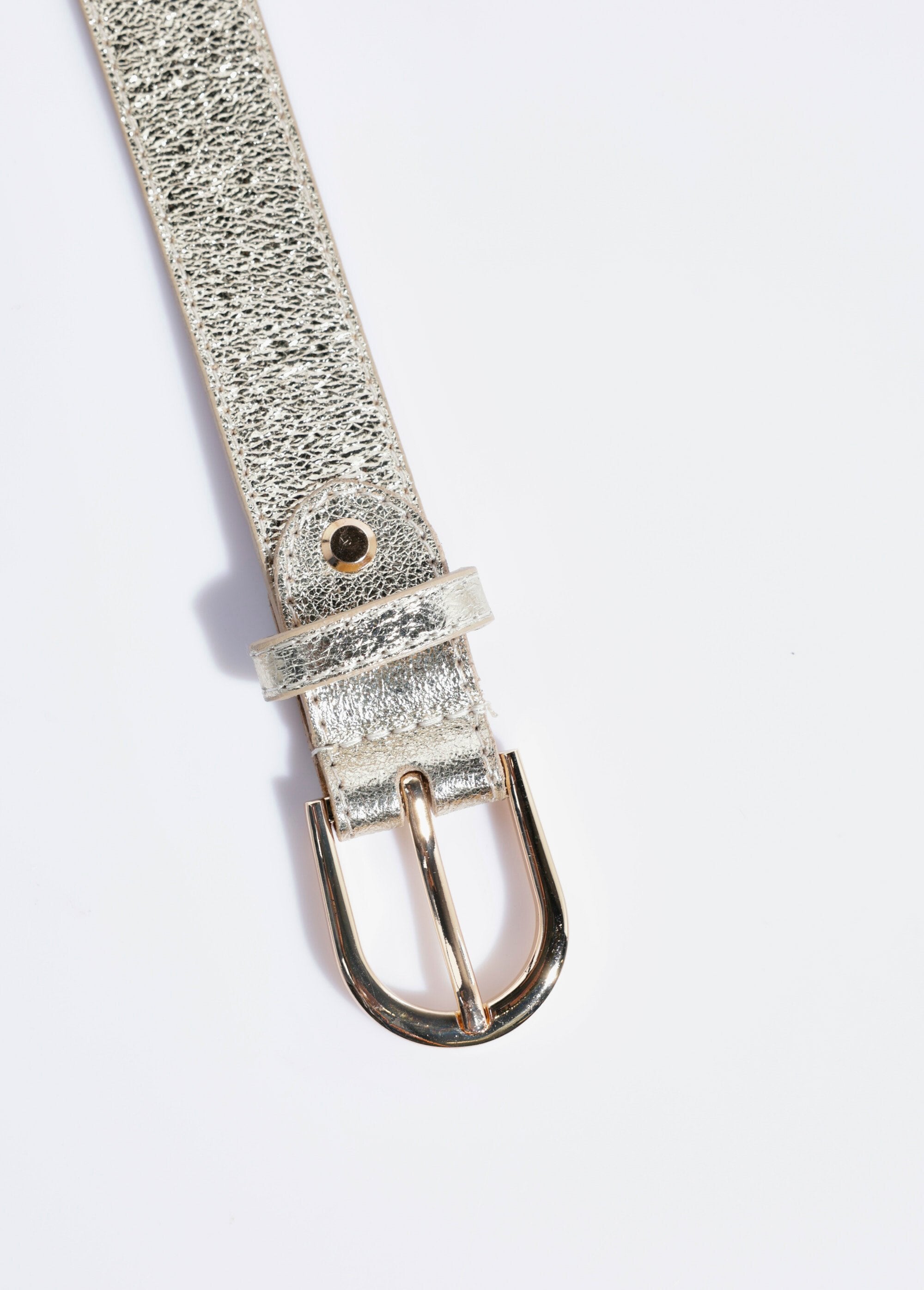 Cinturón_de_piel_granulada_con_hebilla_metálica_Dorado_DE1_slim