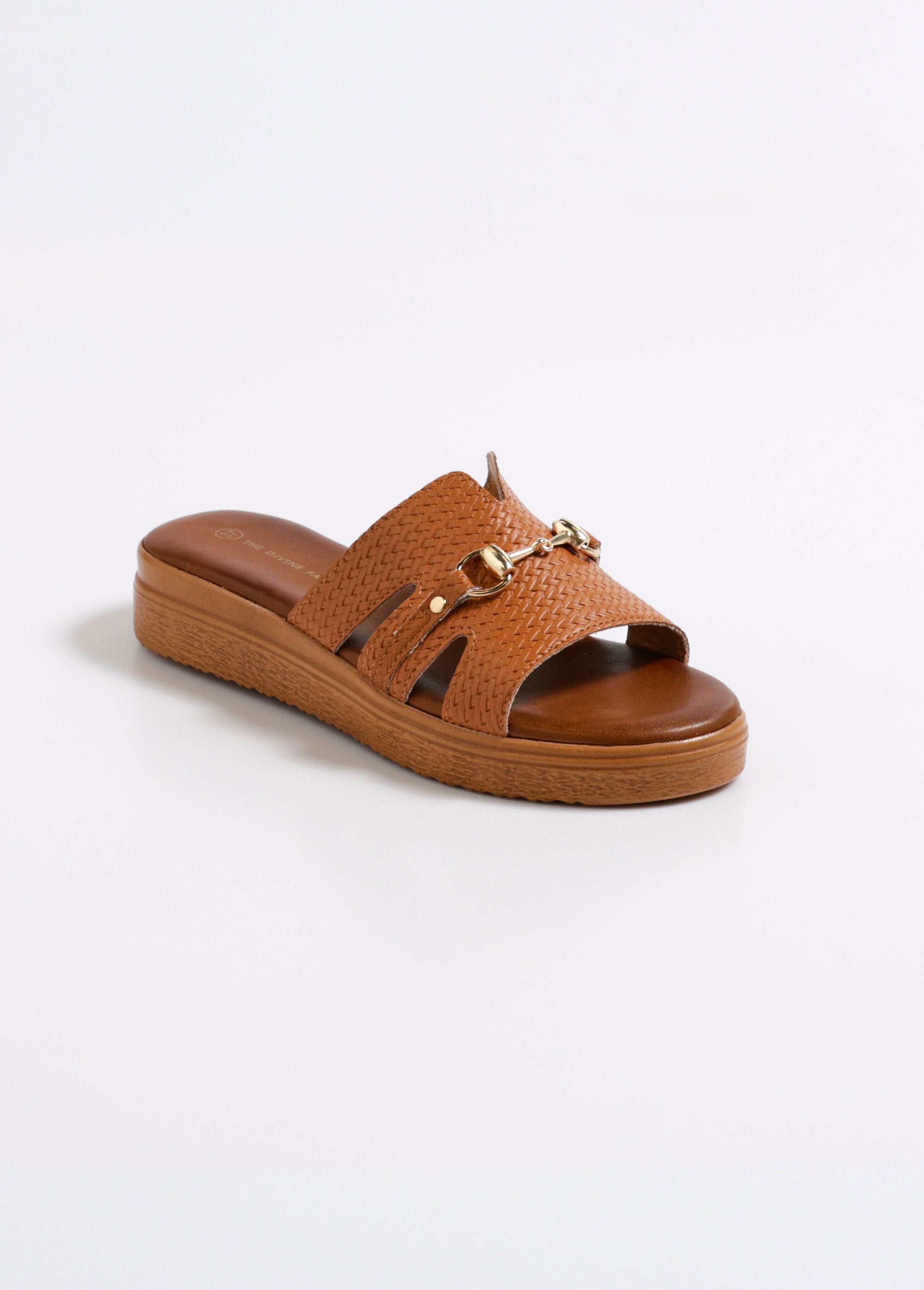 Mules_de_piel_sintética_con_estampado_de_espiga_y_detalle_metálico_camello_FA1_slim