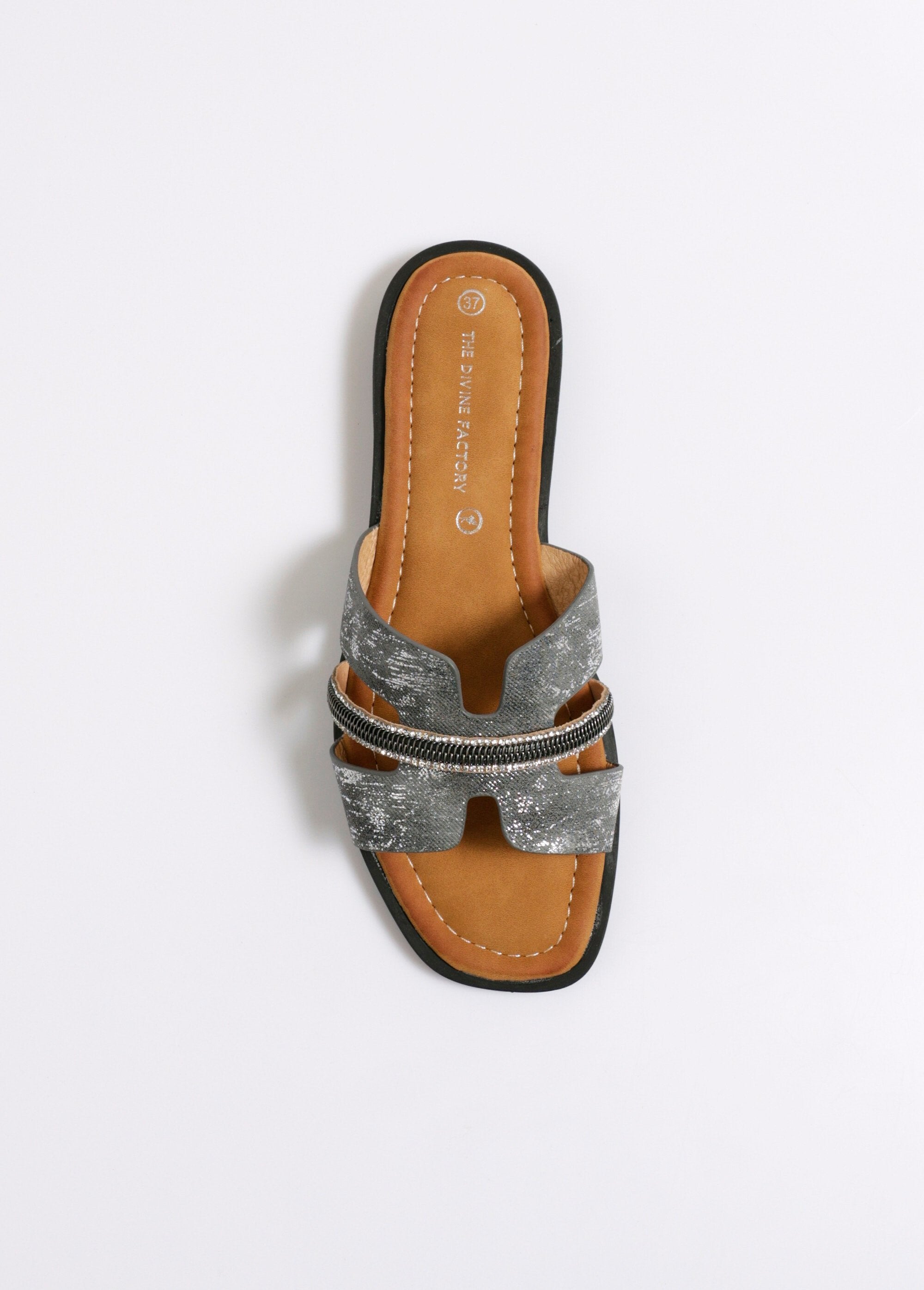 Mules_metalizados_con_detalle_de_tira_metálica_Negro_OV1_slim