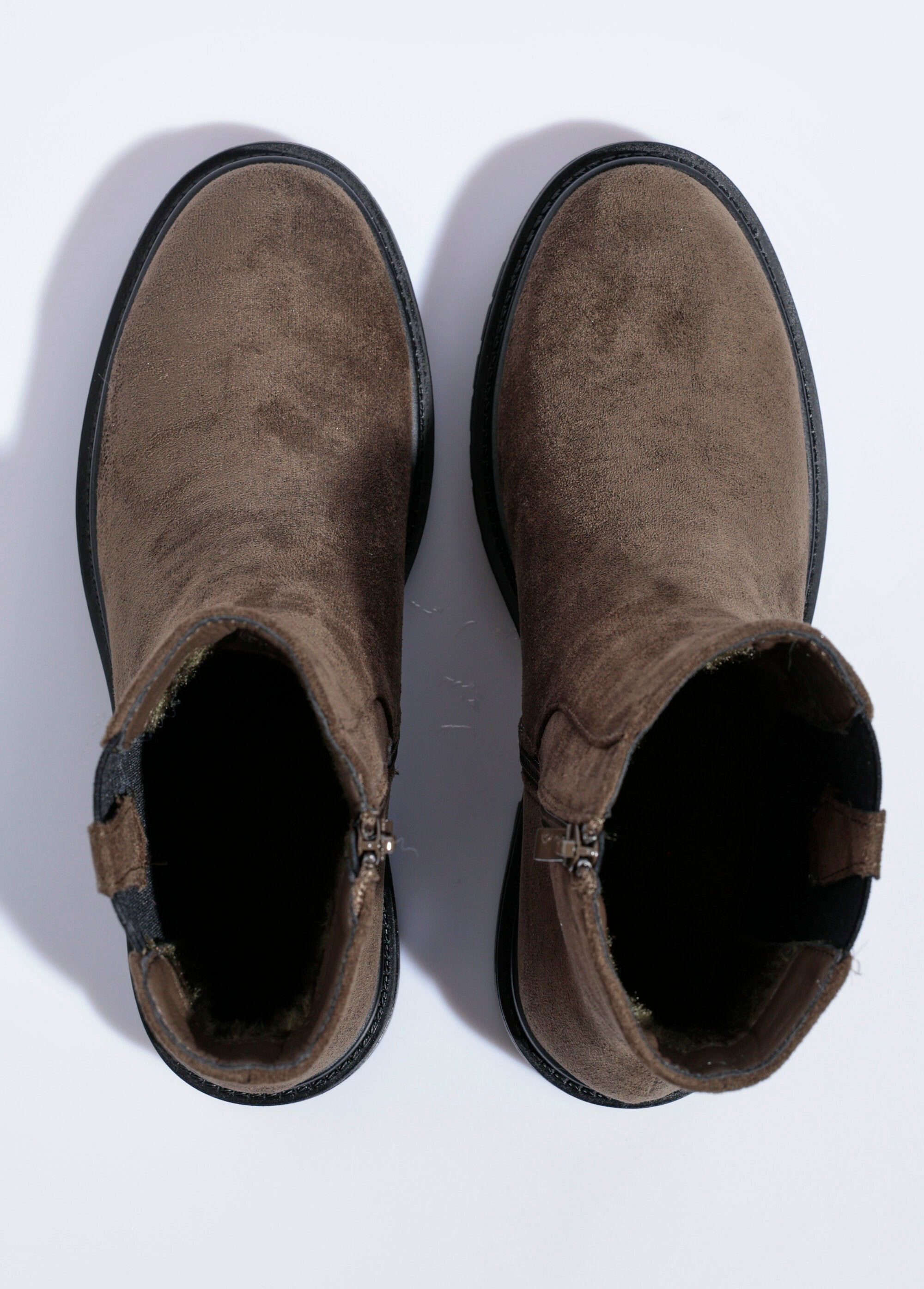 Botas_Chelsea_con_suela_dentada_Caqui_OV1_slim