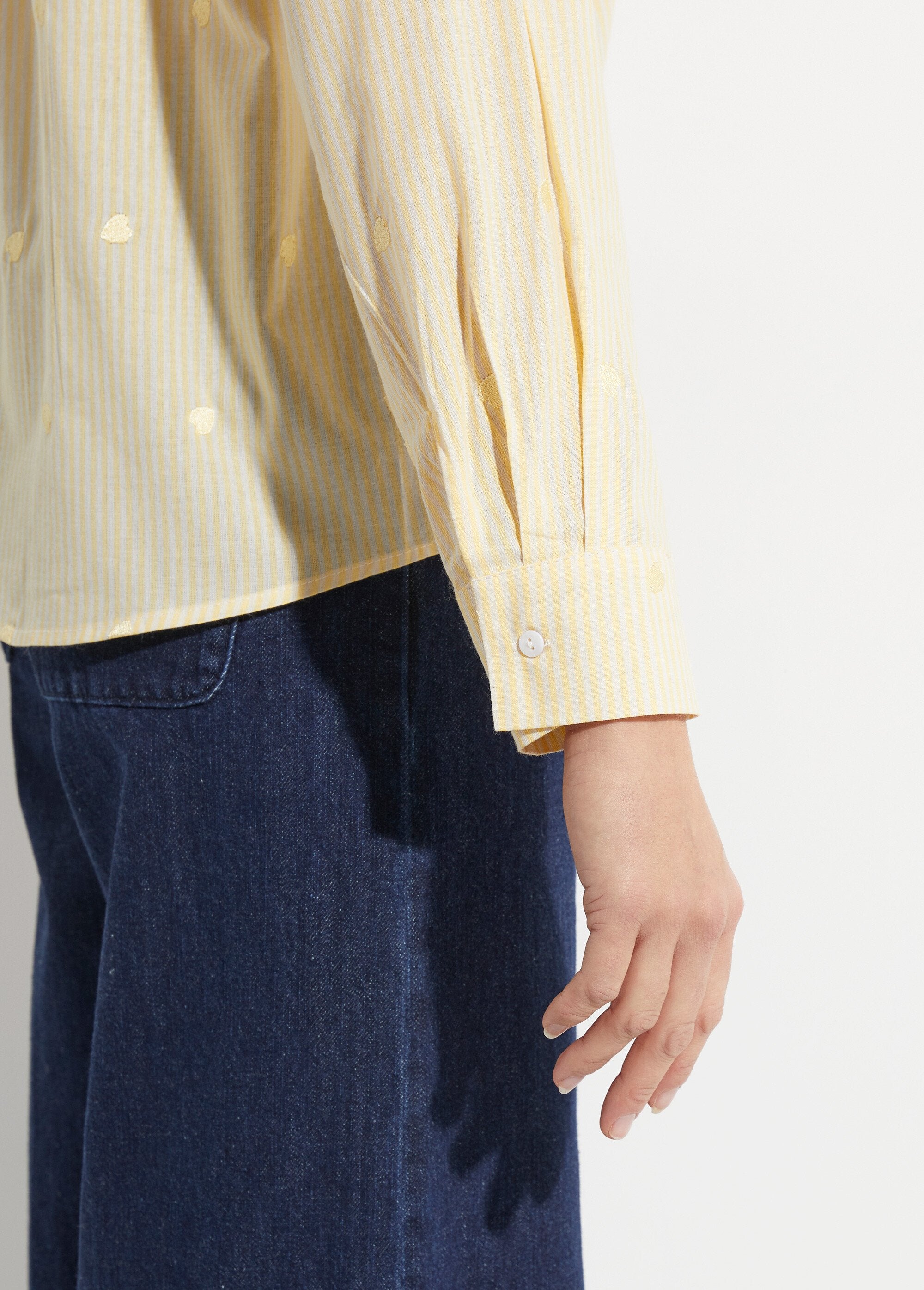 Blusa_de_rayas_con_bordado_de_corazón_AMARILLO_DE2_slim