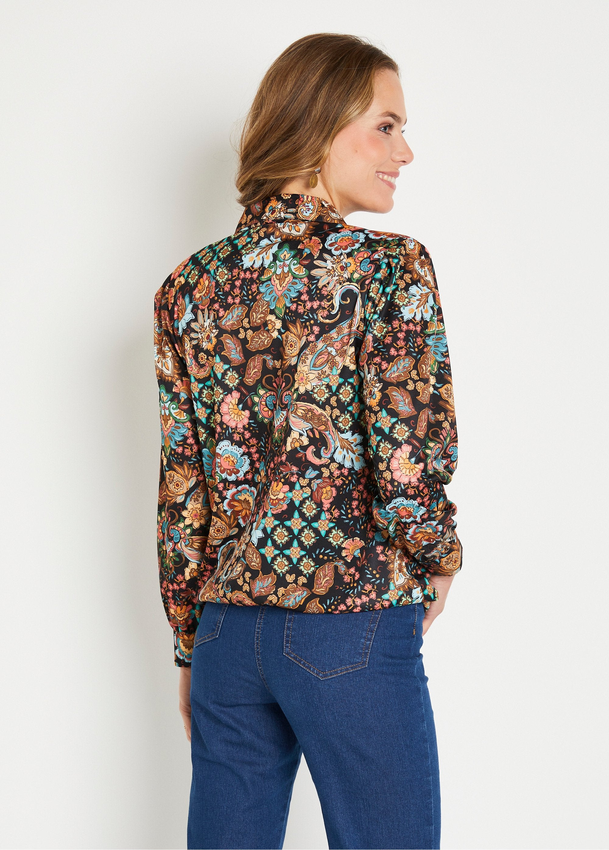 Blusa_corta_estampada_con_cuello_sastre_Negro_y_marrón_DO1_slim
