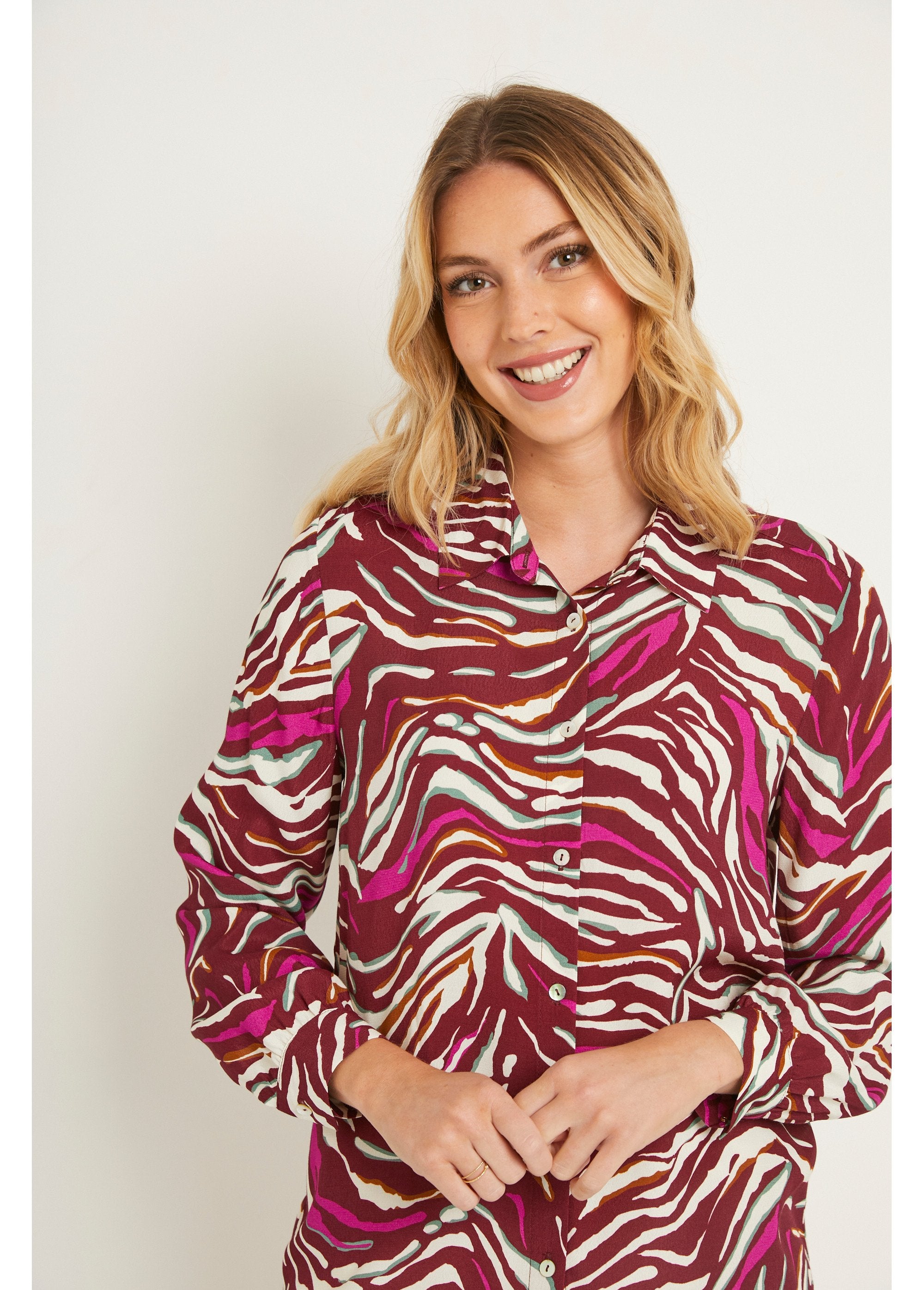 Blusa_larga_abotonada_con_estampado_de_cebra_ciruela_y_rosa_DE1_slim