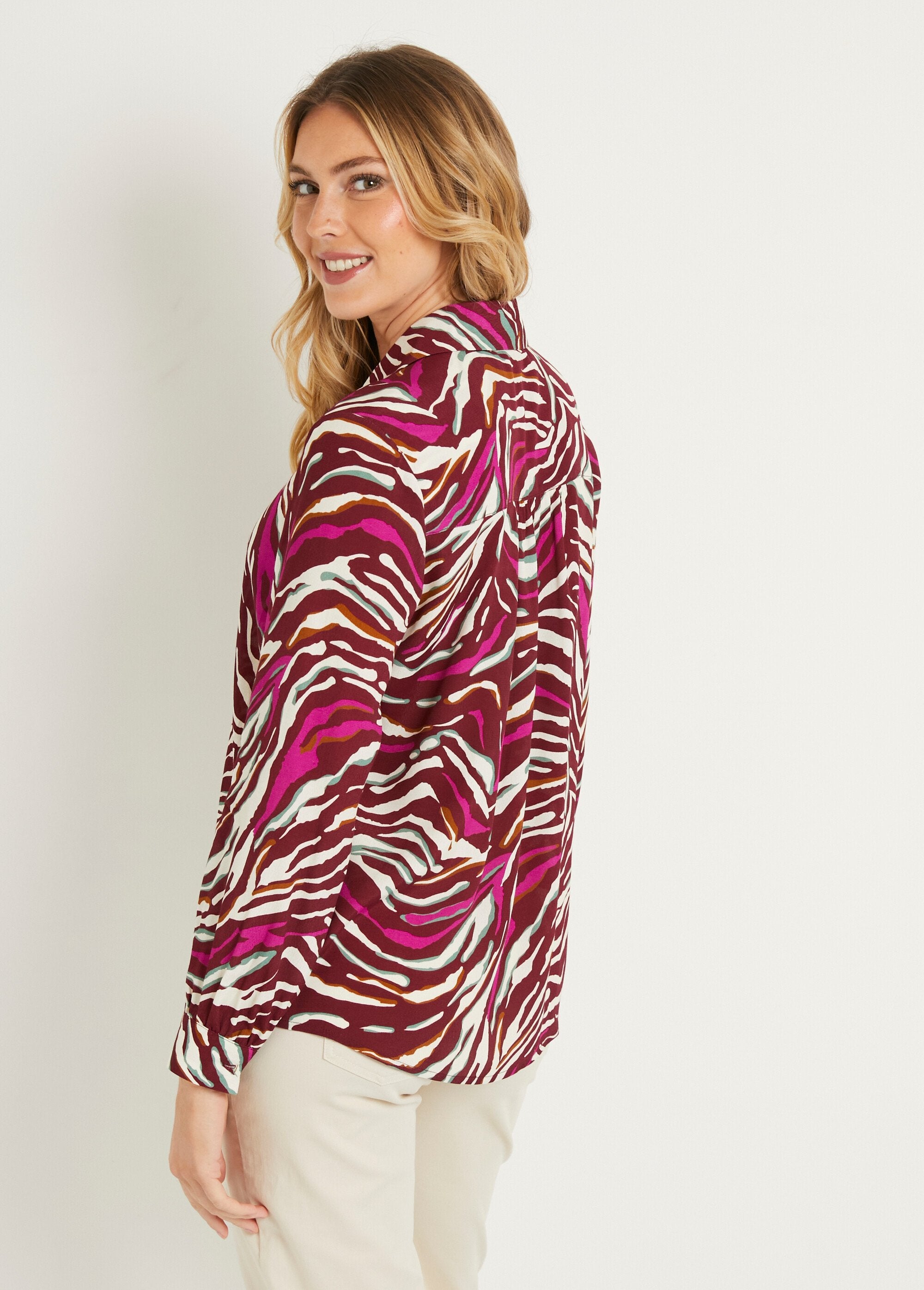 Blusa_larga_abotonada_con_estampado_de_cebra_ciruela_y_rosa_DO1_slim