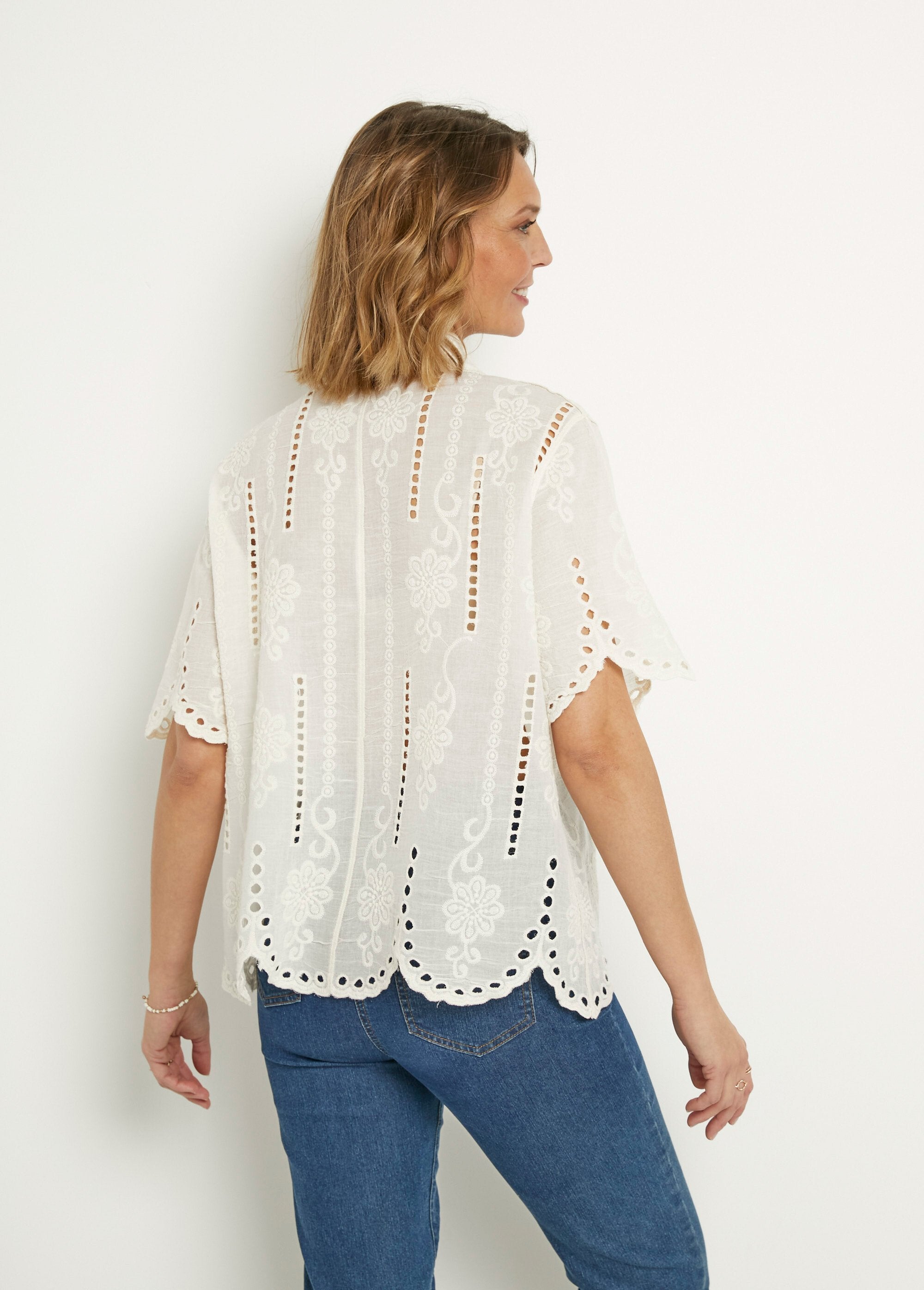 Blusa_de_manga_corta_con_bordado_calado_Beige_DO1_slim