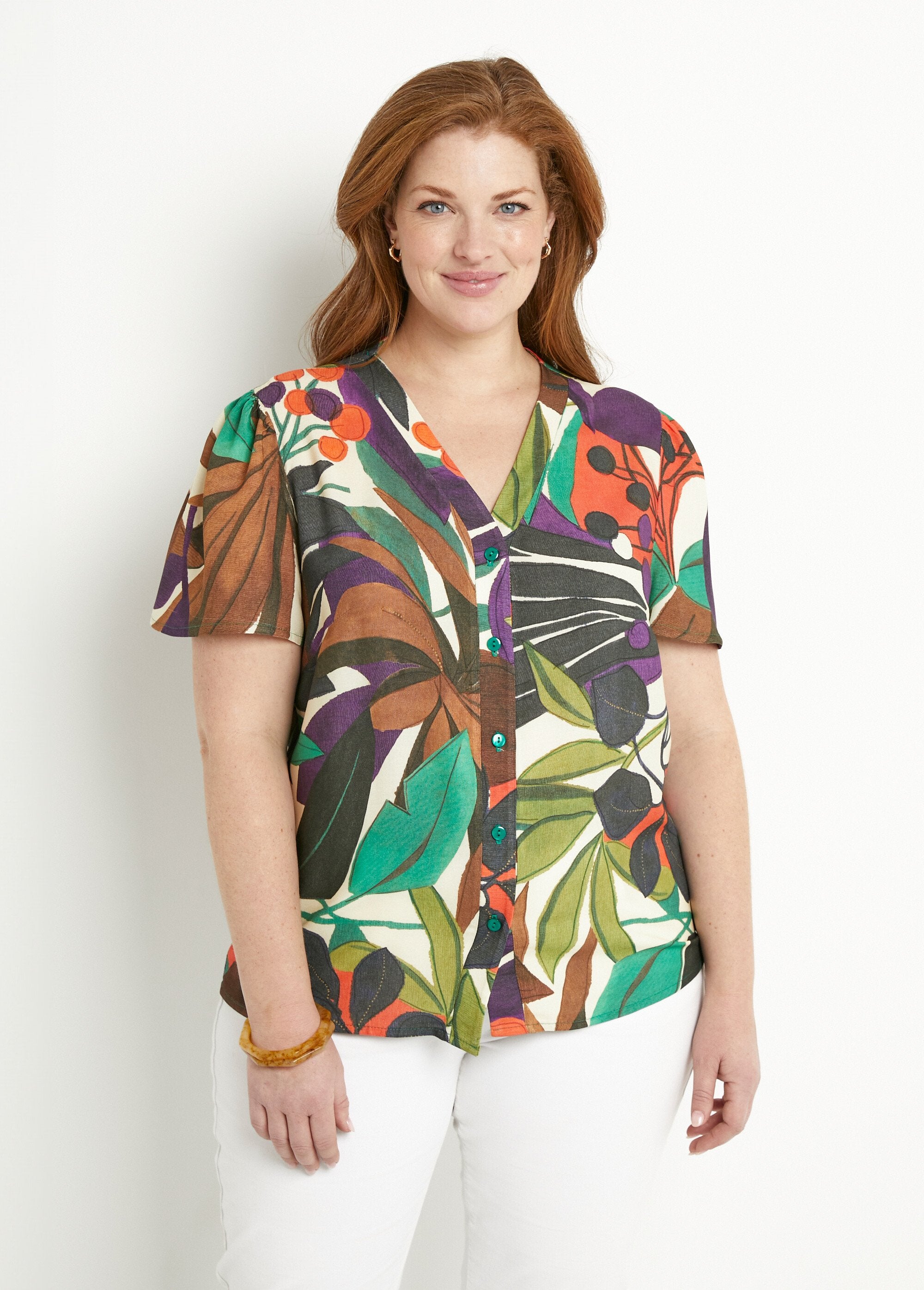 Blusa_de_manga_corta_con_cuello_en_V_y_estampado_de_plantas_Multicolor_FA1_curvy