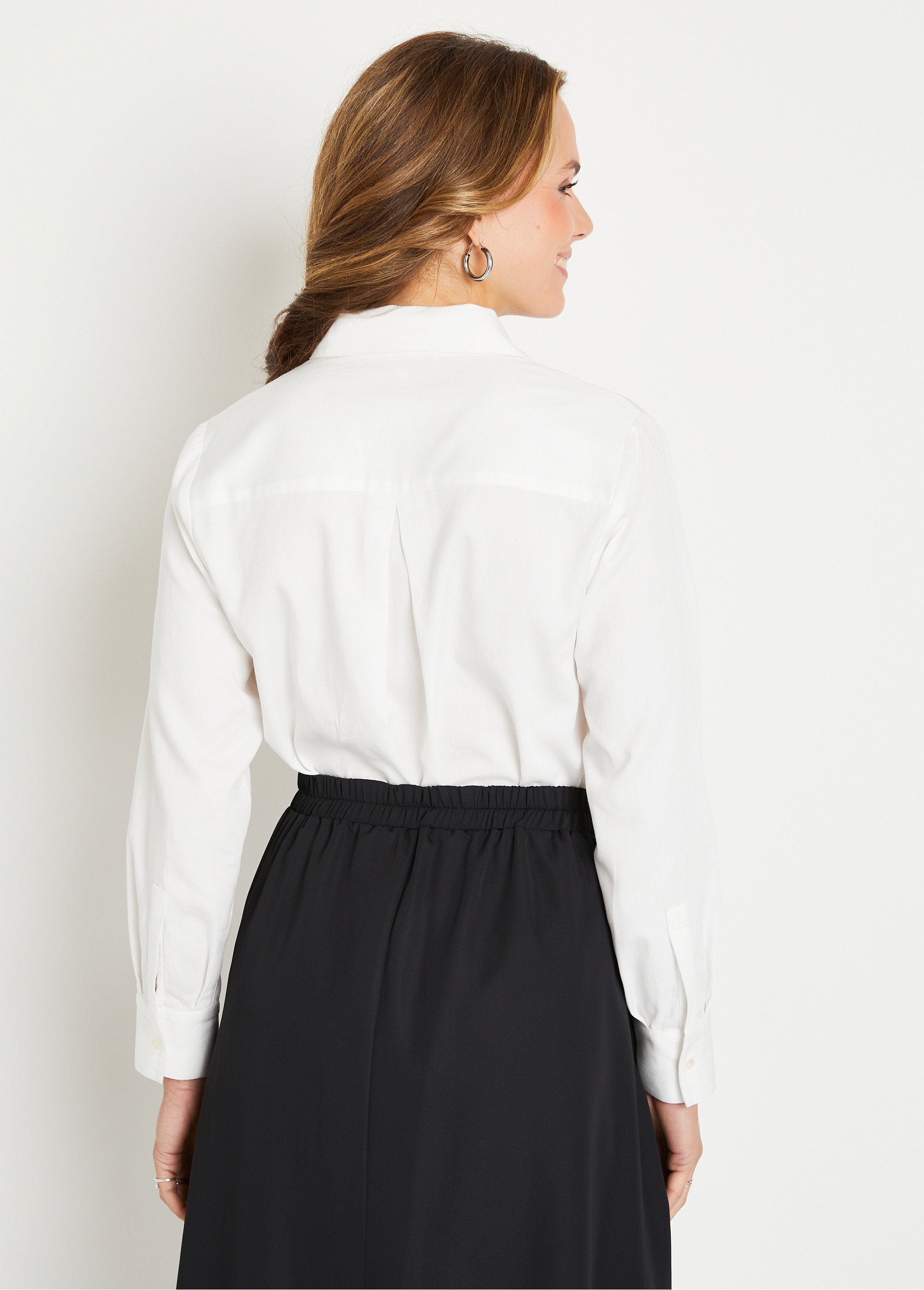 Blusa_recta_abotonada_de_algodón_liso_enjoyado_Crudo_DO1_slim