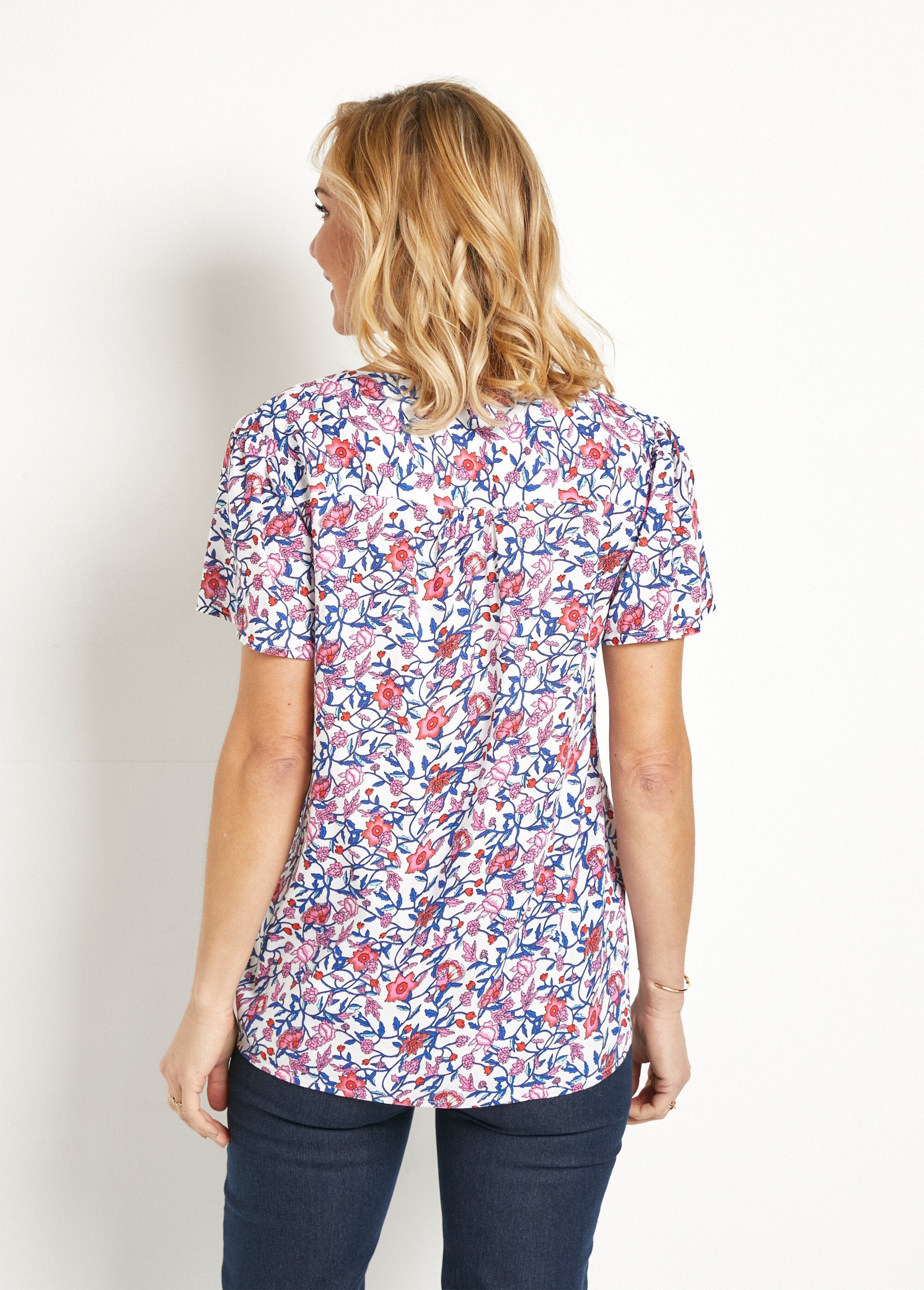 Blusa_floral_de_manga_corta_con_cuello_en_V_azul_y_rosa_DO1_slim