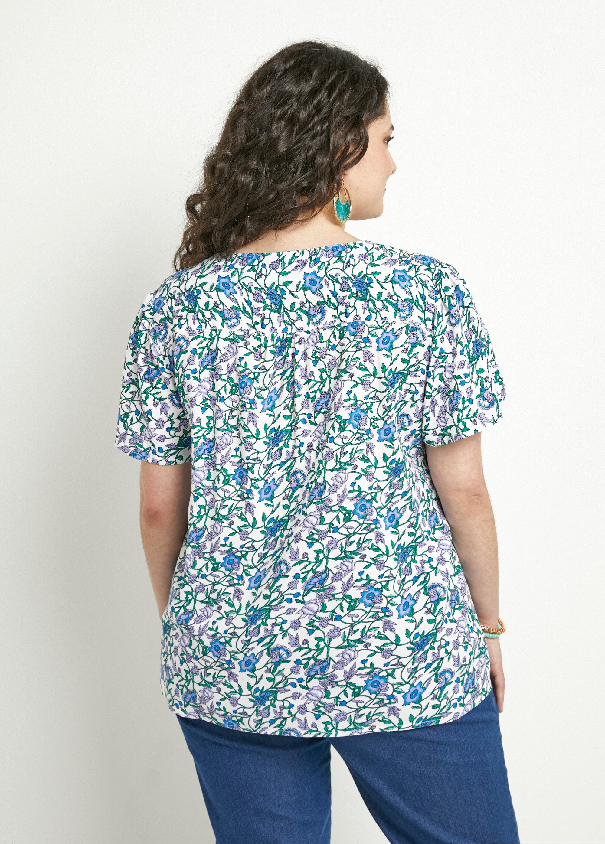 Blusa_floral_de_manga_corta_con_cuello_en_V_diablillo_verde_DO1_curvy