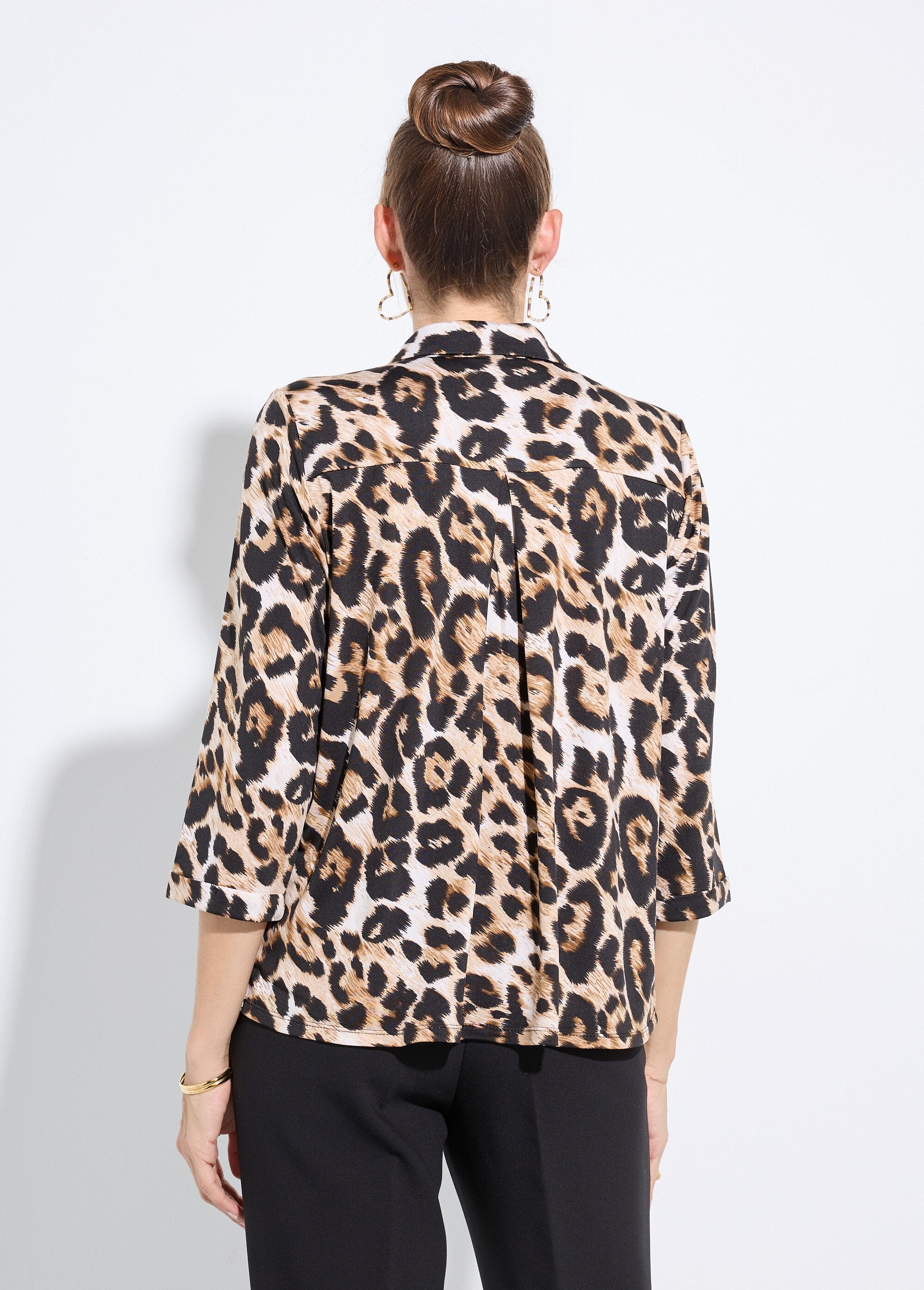 Blusa_con_estampado_de_leopardo_y_cuello_sastre_Leopardo_DO1_slim