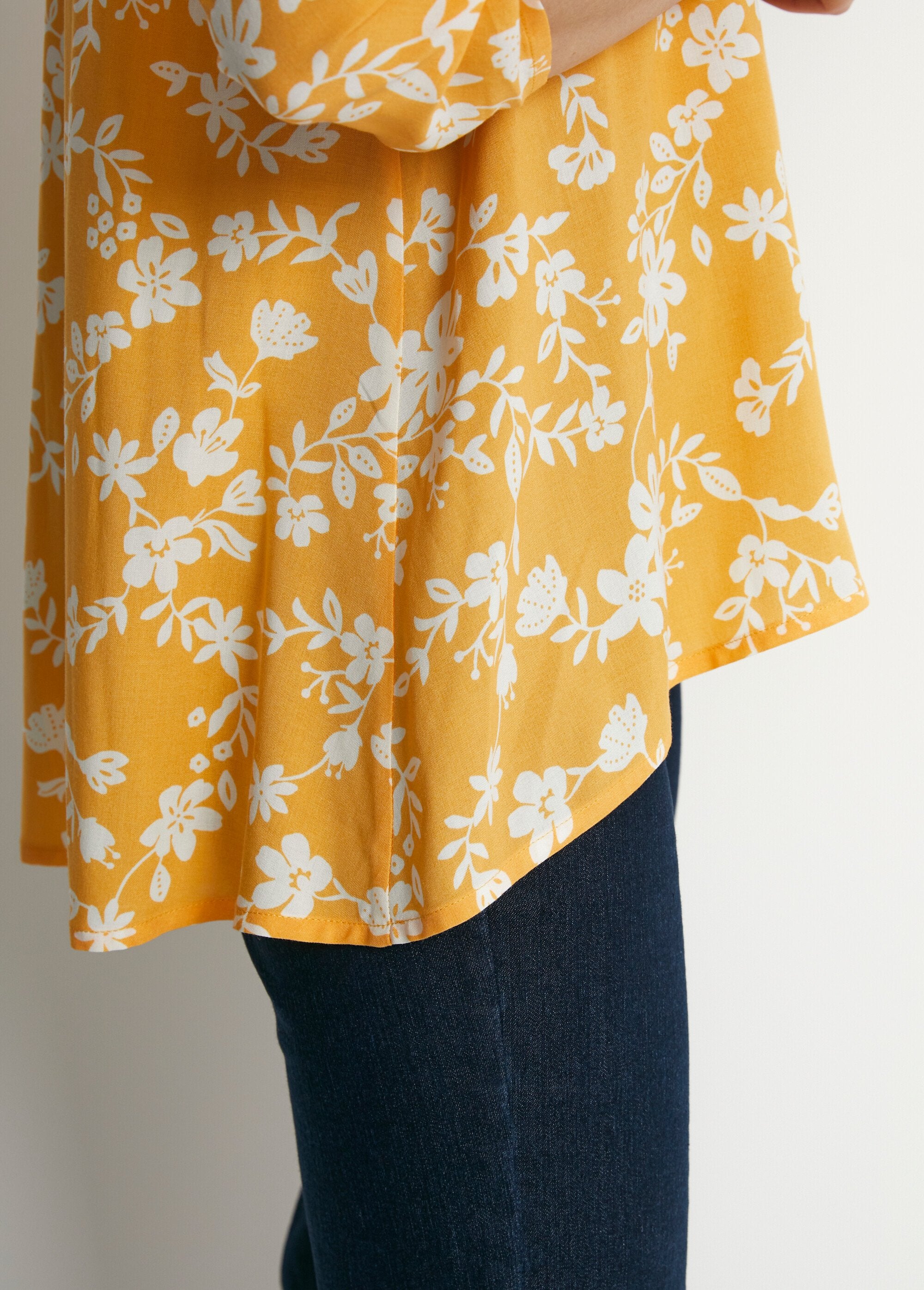 Blusa_estampada_manga_3/4_espalda_larga_amarillo_y_blanco_DE4_slim