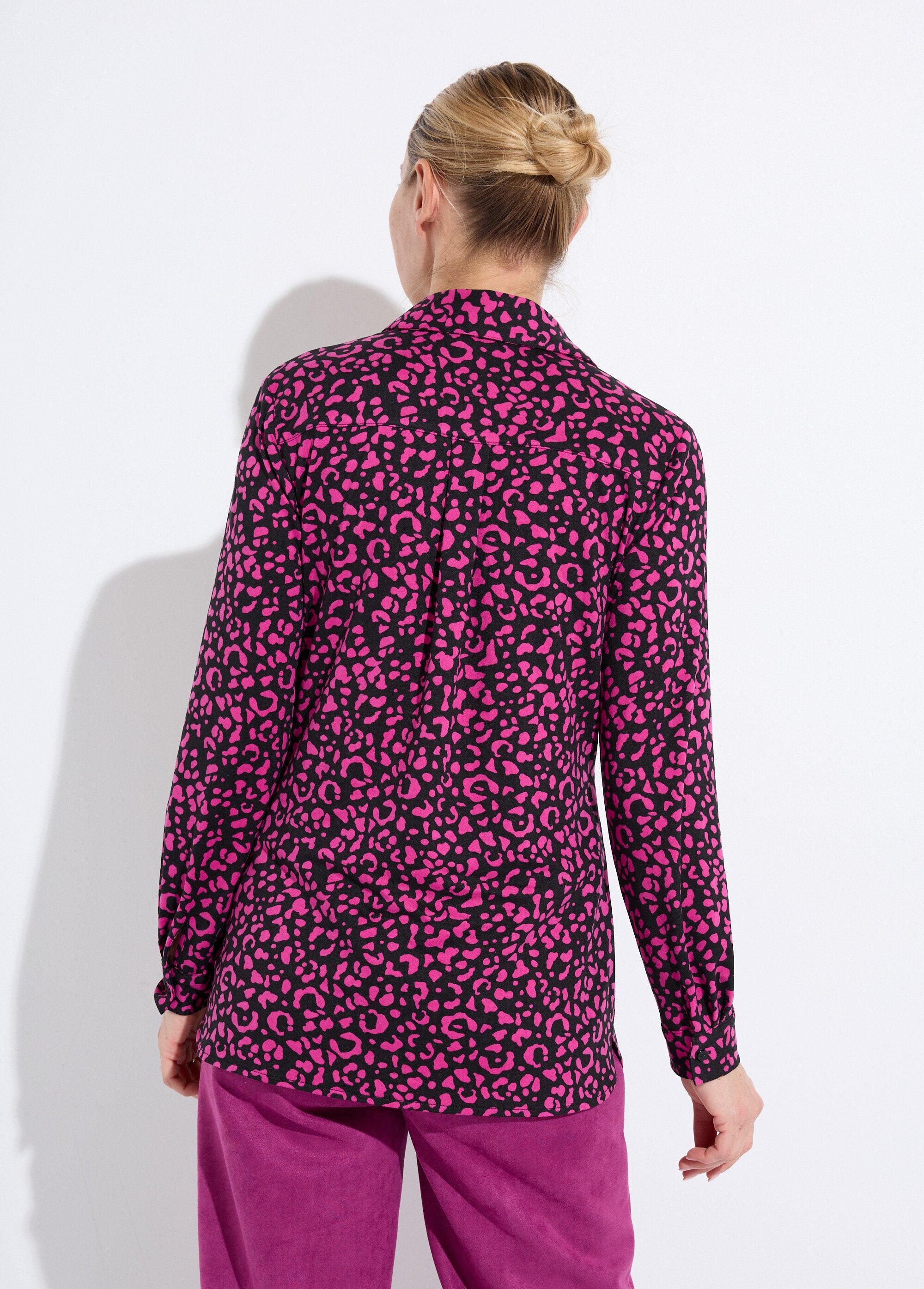 Blusa_de_punto_cálida_con_estampado_de_piel_animal_Negro_y_fucsia_DO1_slim
