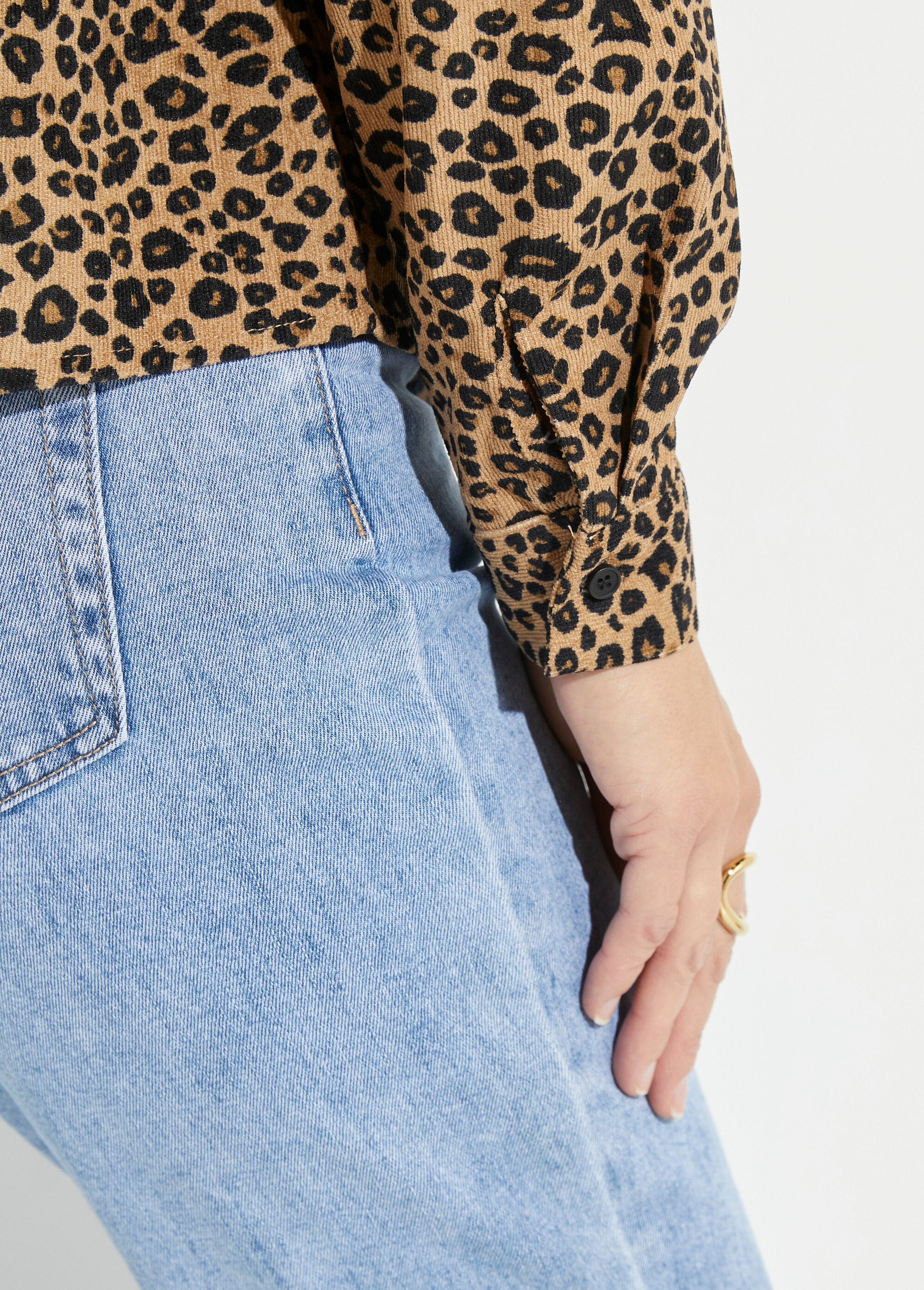 Blusa_de_terciopelo_con_estampado_de_leopardo_y_cuello_de_piel_sintética_Leopardo_DE1_slim