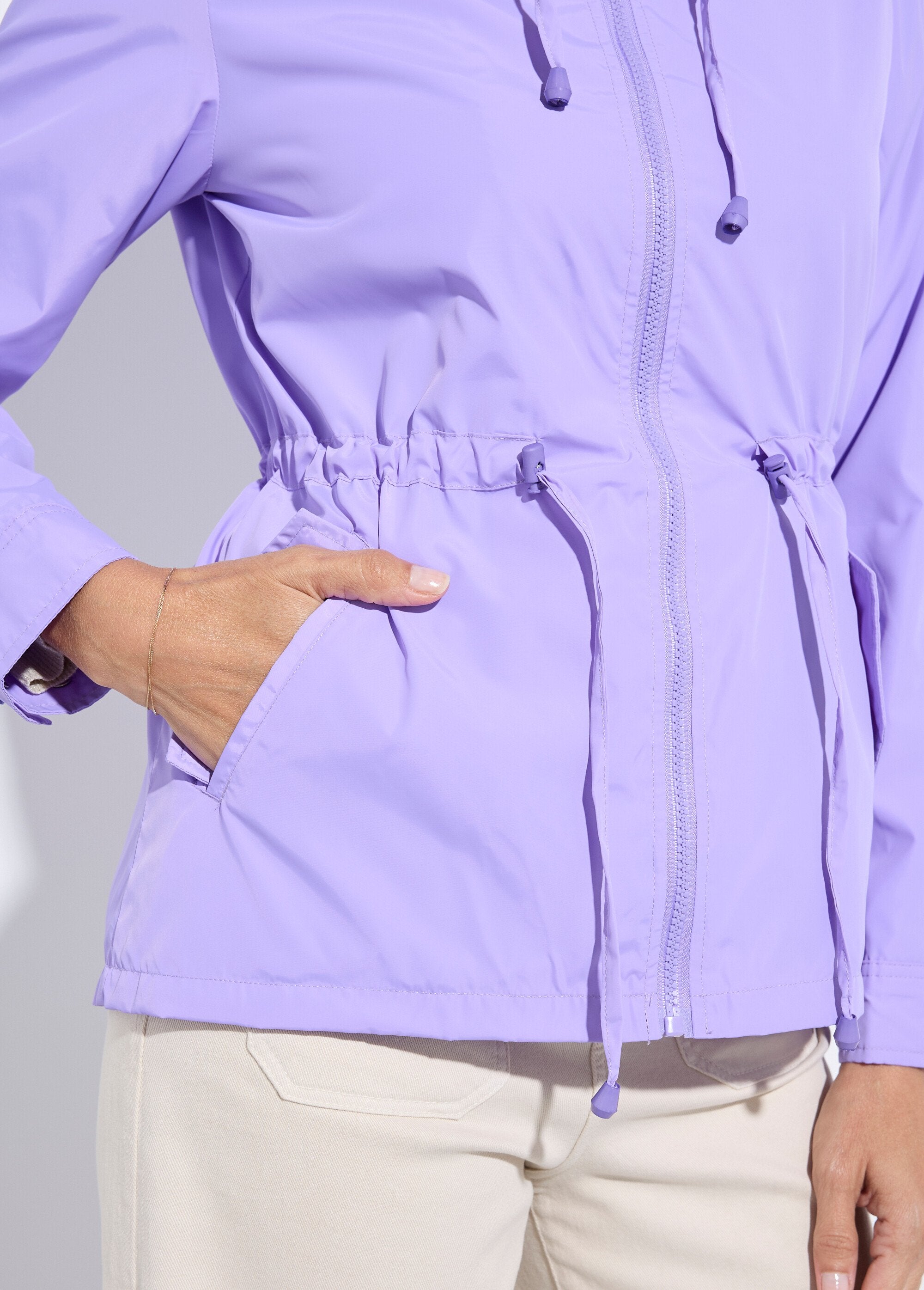 Cortavientos_con_capucha_y_cintura_ajustada_Parma_DE2_slim