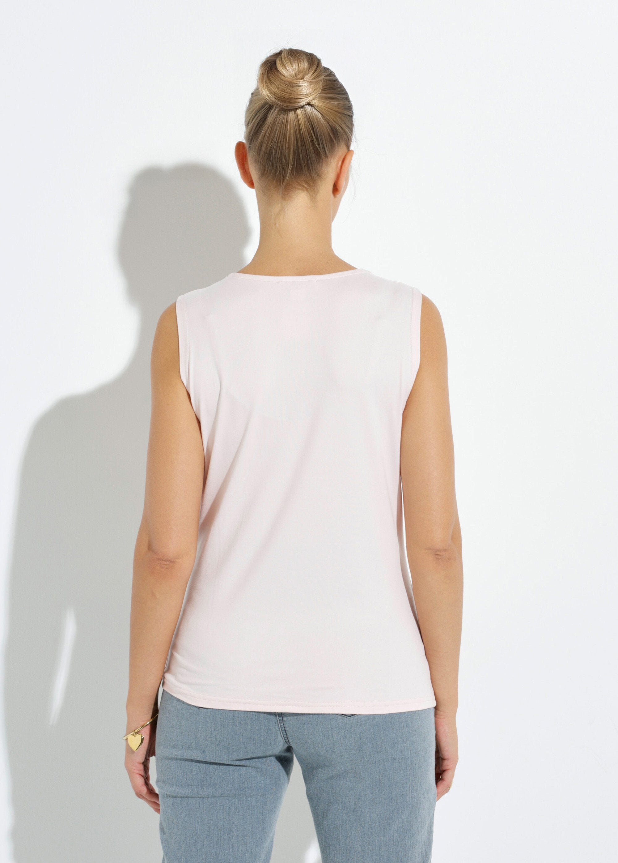 Camiseta_de_tirantes_anchos_con_cuello_de_bailarina_Pétalo_DO1_slim