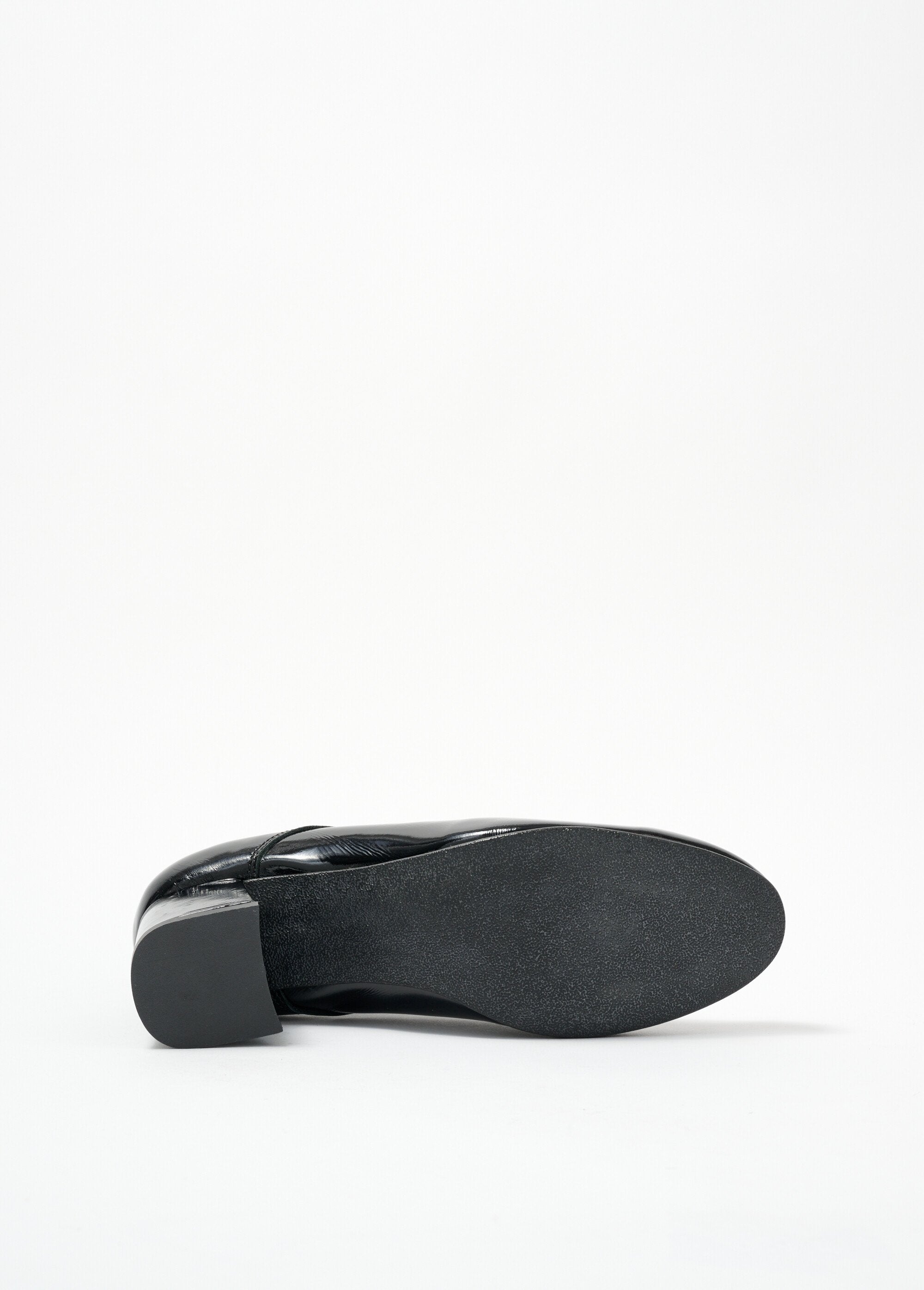 Derbies_de_charol_con_cordones_y_tacón_ancho_y_cómodo_barniz_negro_UN1_slim