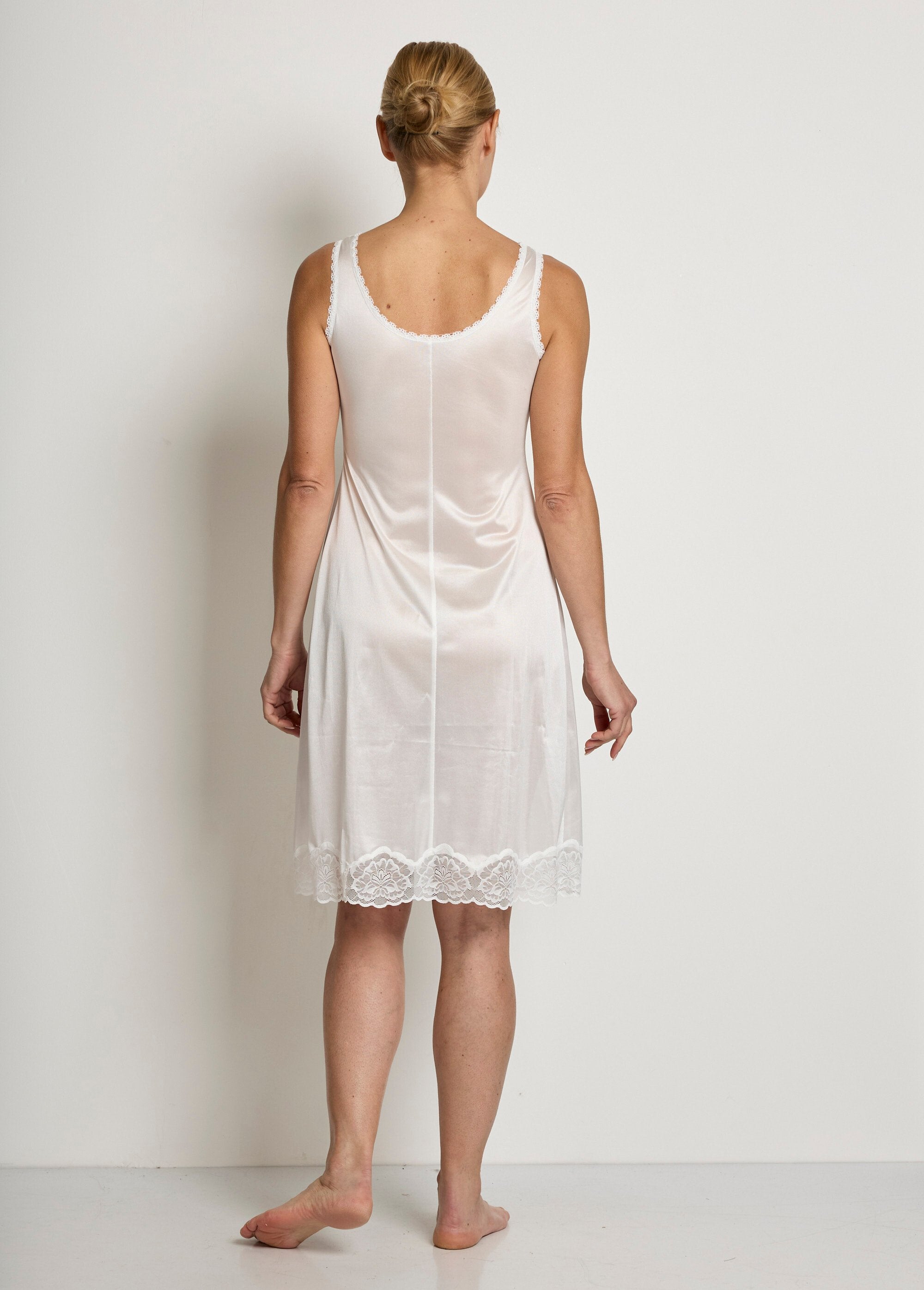 Vestido_lencero_de_satén_y_encaje_antiestático_Blanco,_Blanca_DO1_slim