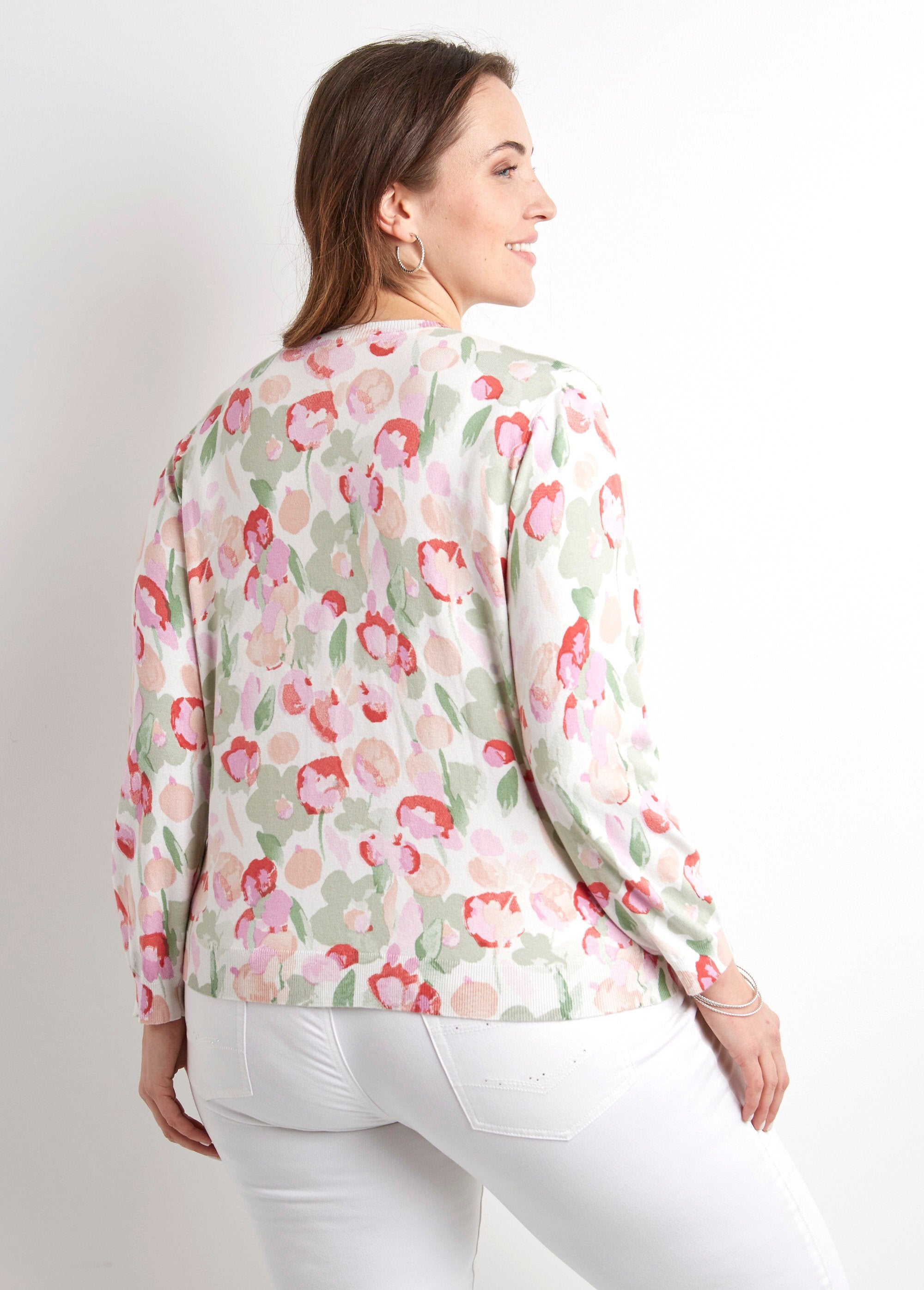 Cárdigan_suave_con_cuello_redondo_y_botones_Verde_y_amapola_DO1_curvy