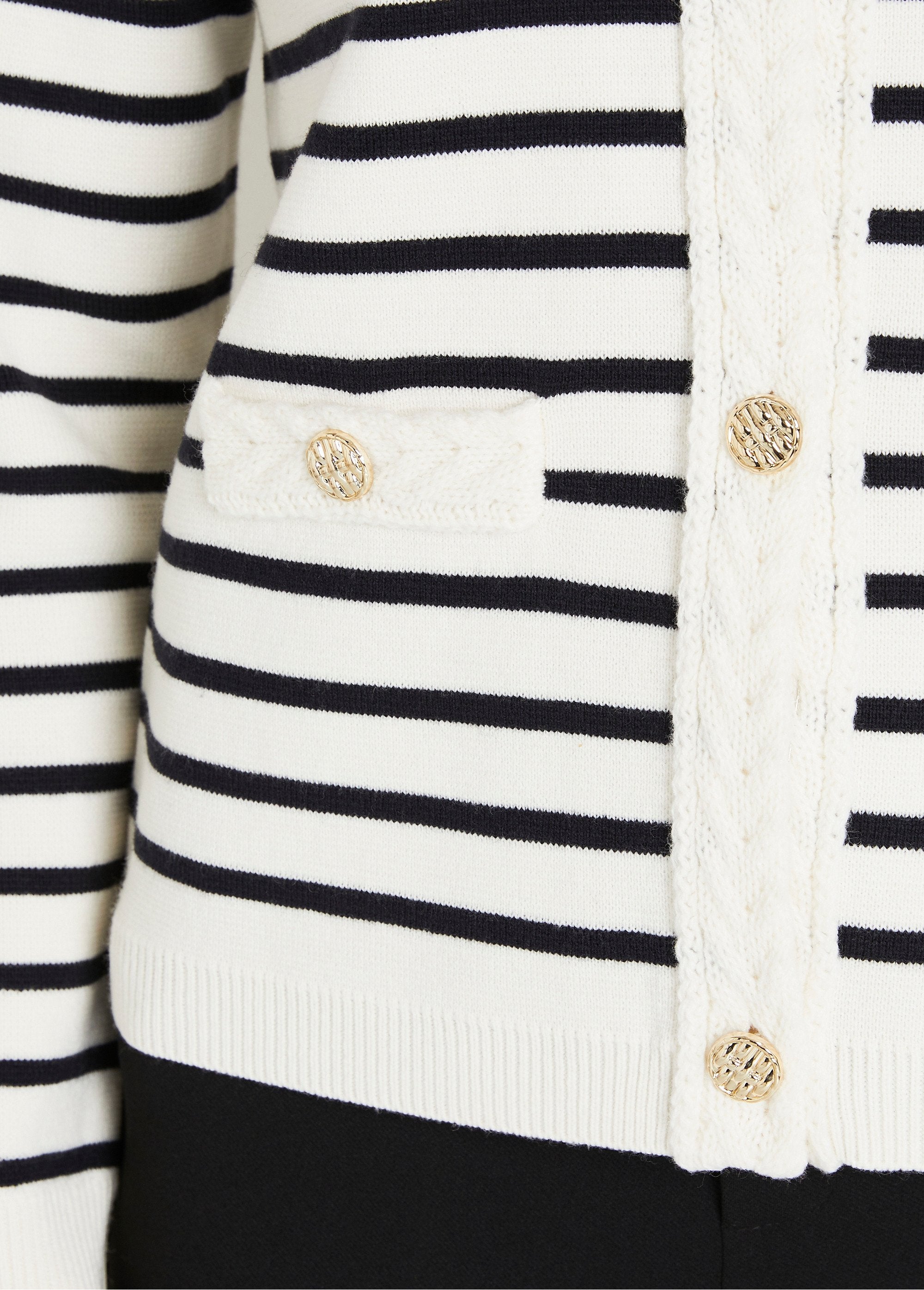 Rebeca_corta_a_rayas_con_cuello_redondo_y_cierre_de_botones_Crudo_y_negro_DE2_slim