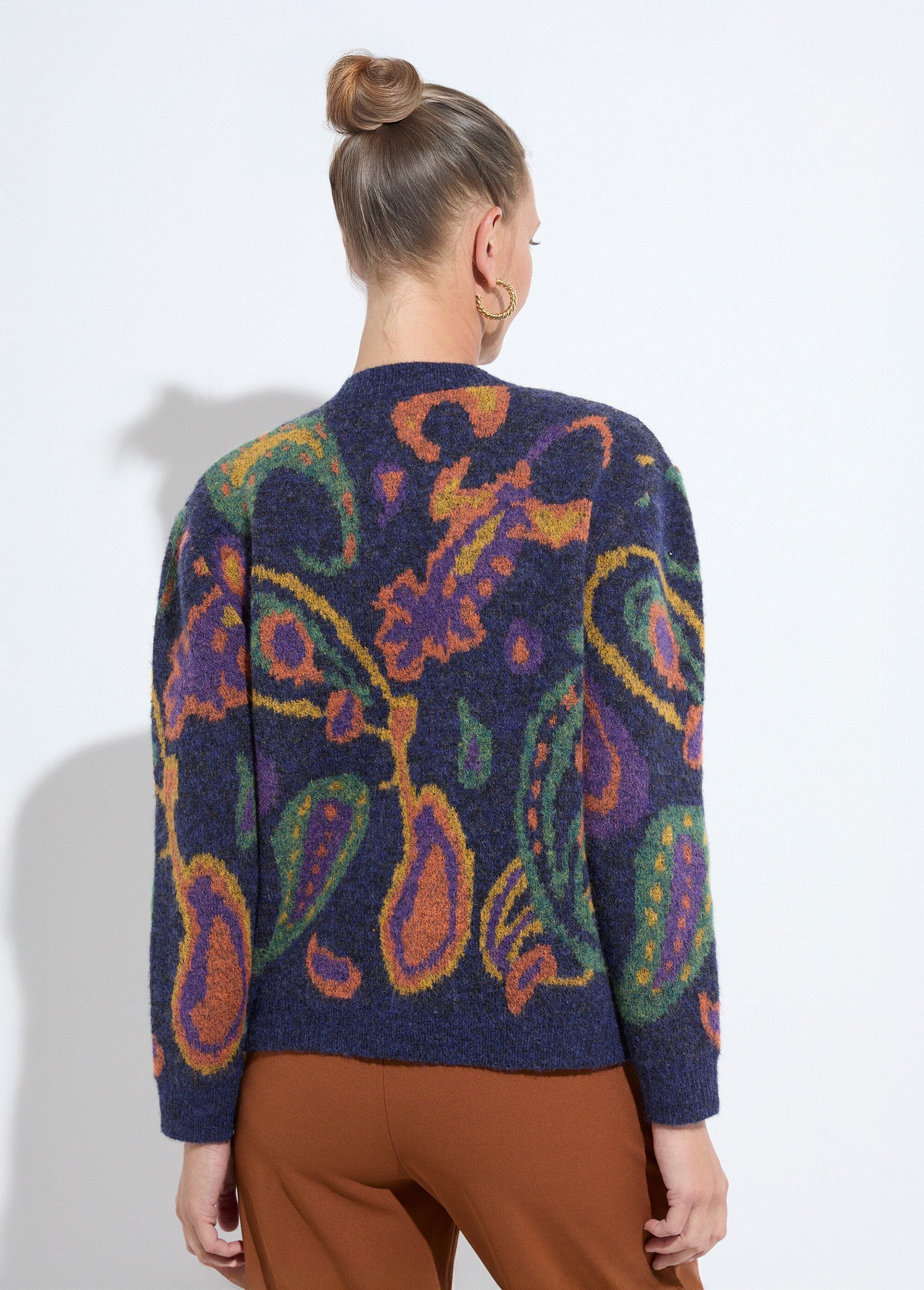 Cálido_cárdigan_corto_de_jacquard_con_botones_y_lana_fondo_marino_DO1_slim