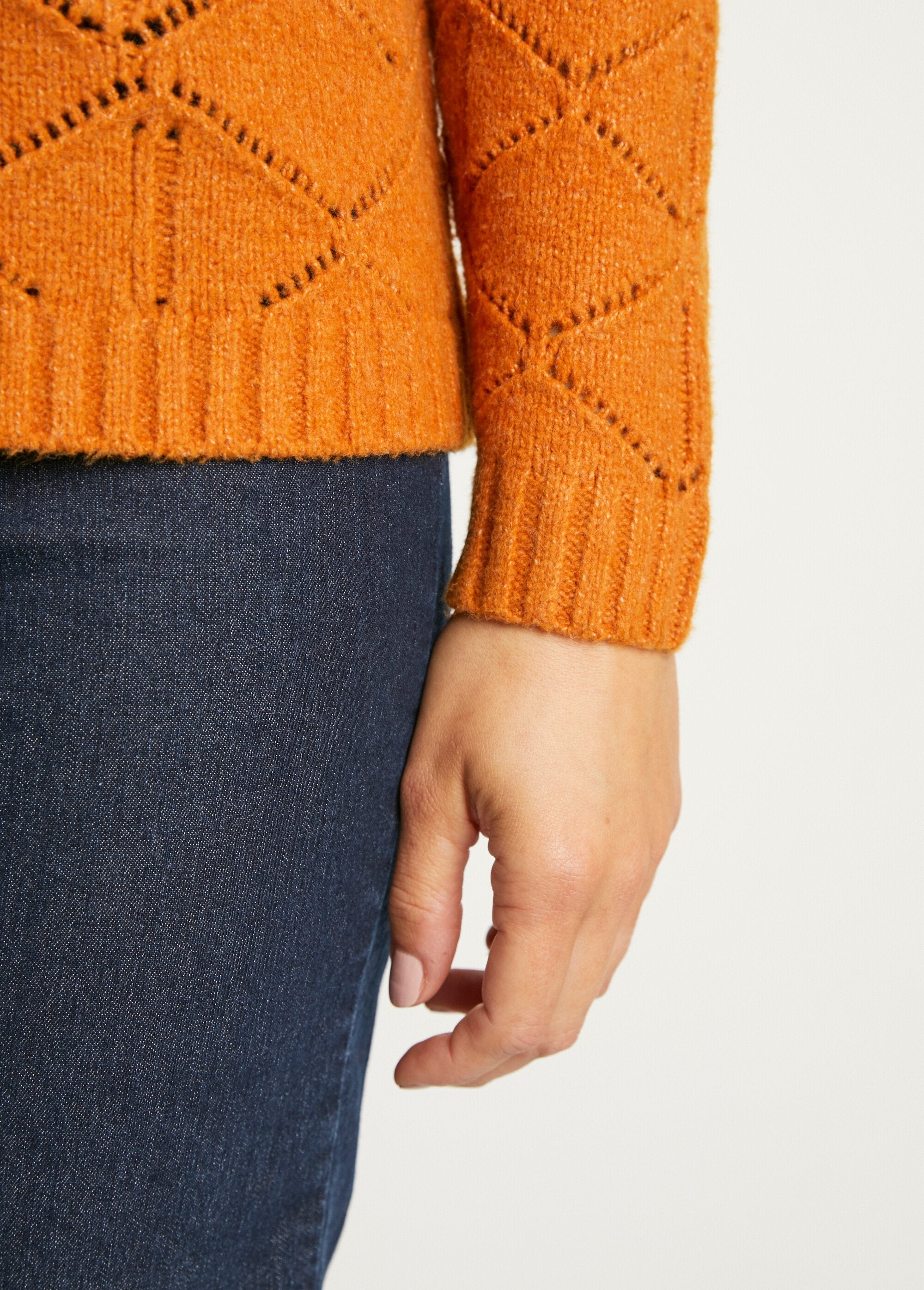 Rebeca_corta_abotonada_con_cuello_de_pico,_lisa_Caramelo_DE3_slim