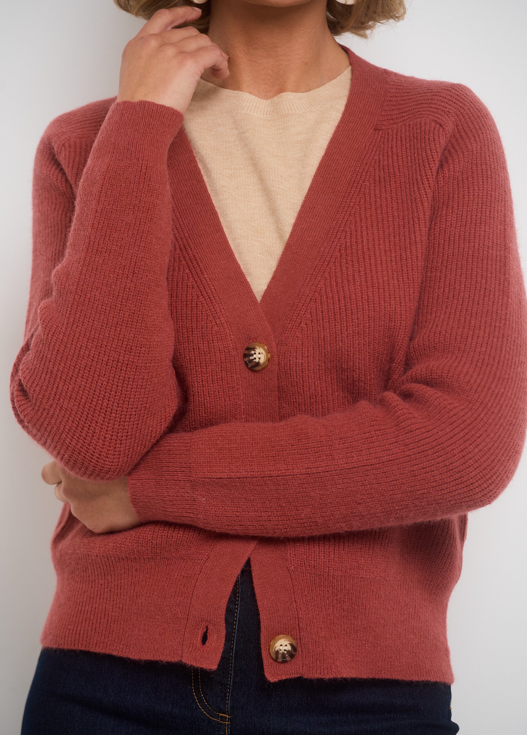 Cárdigan_corto_de_cuello_en_V_con_botones_en_contraste_Terracota_DE1_slim