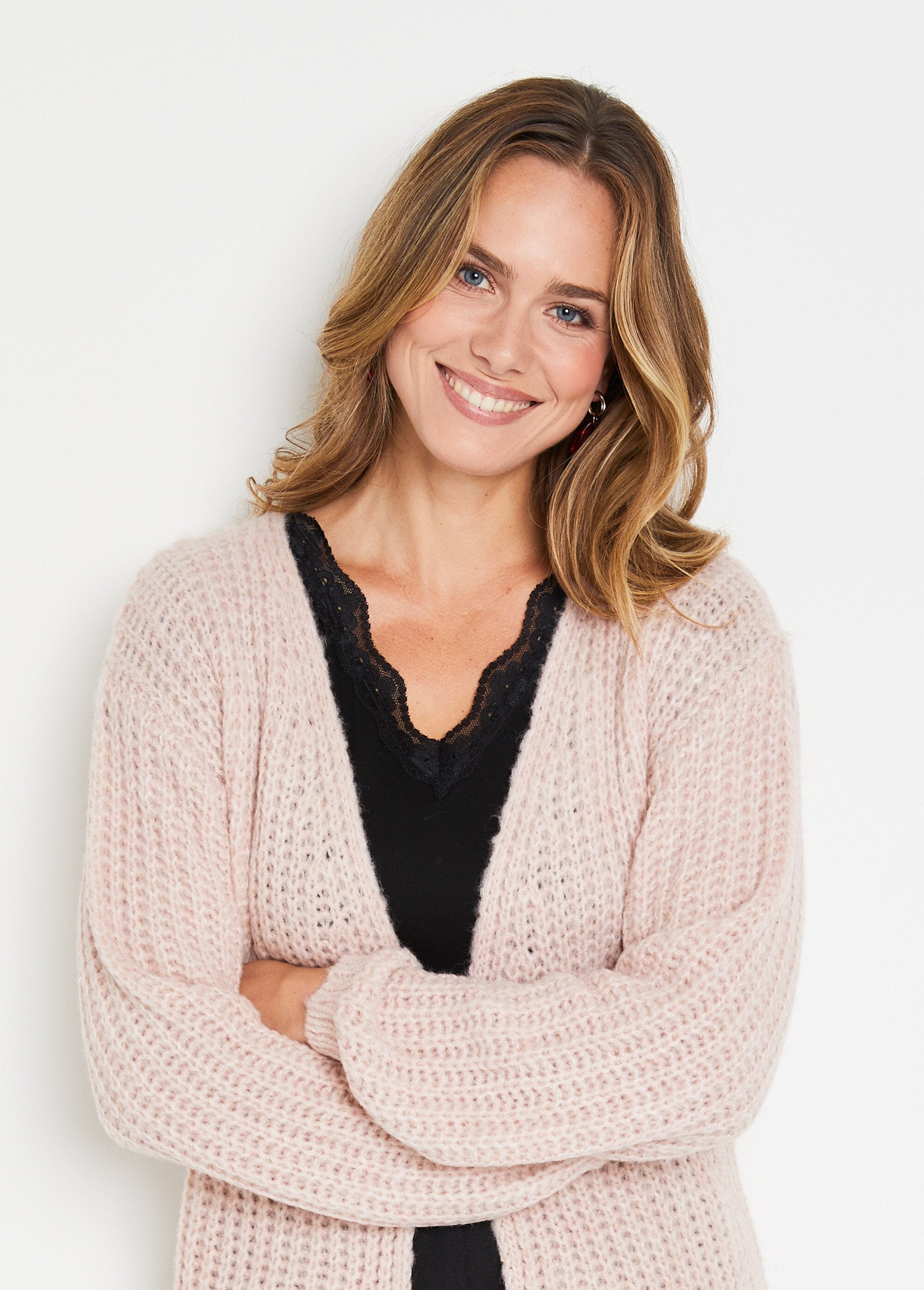 Cárdigan_largo_liso_con_ribete_de_punto_grande_rosa_amarillento_DE1_slim