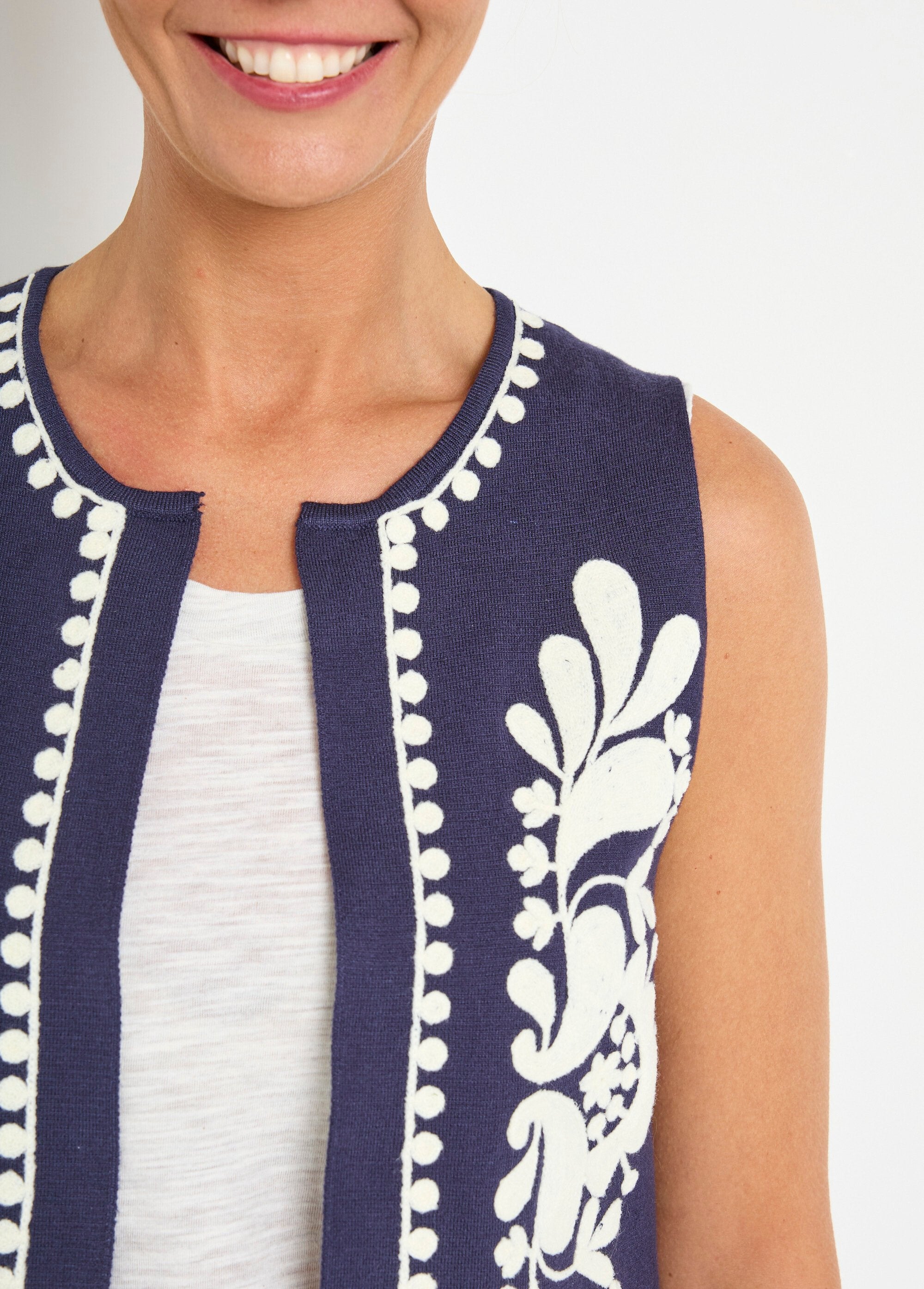 Chaleco_sin_mangas_de_punto_y_bordado_Marina_DE1_slim