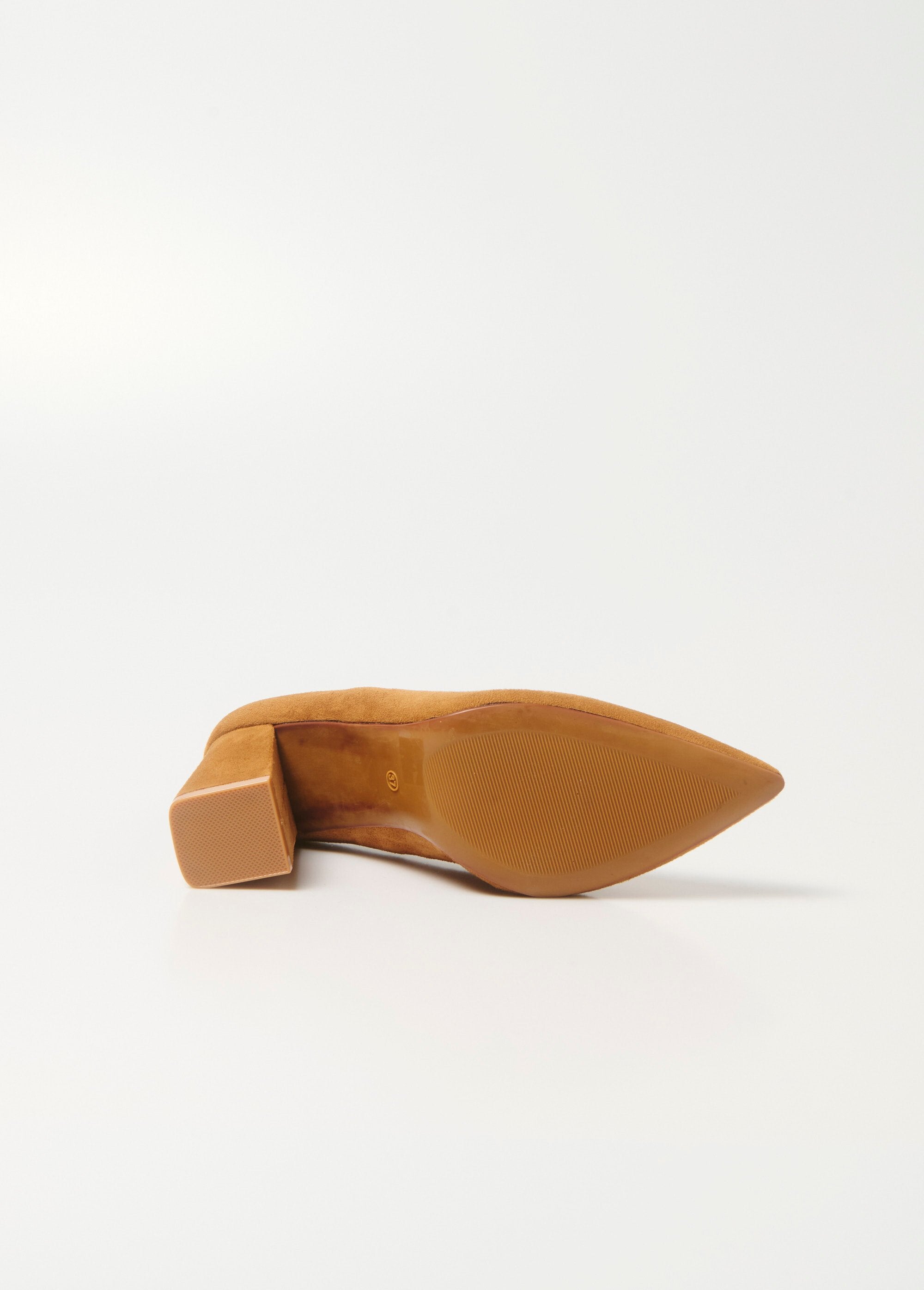 Salón_de_tacón_alto_con_acabado_ancho_de_ante_camello_UN1_slim