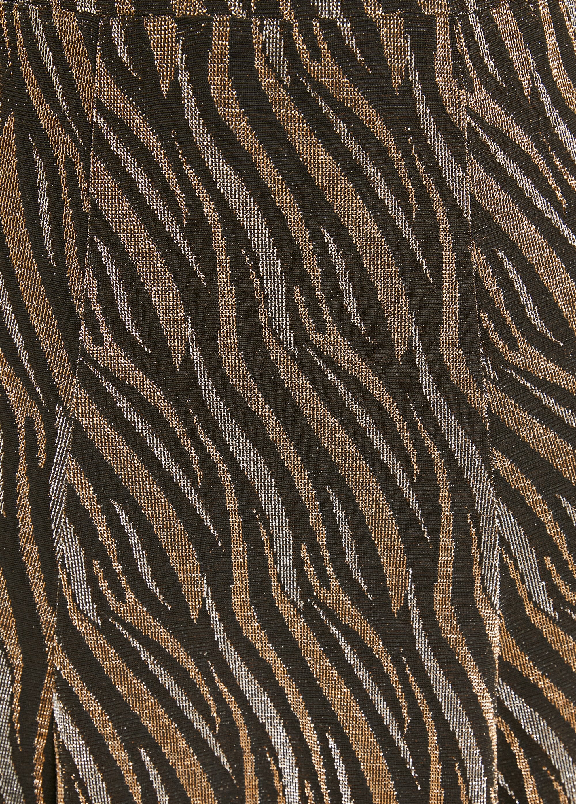 Falda_midi_de_vuelo_en_punto_de_jacquard_brillante_Negro_y_cobre_DE2_slim