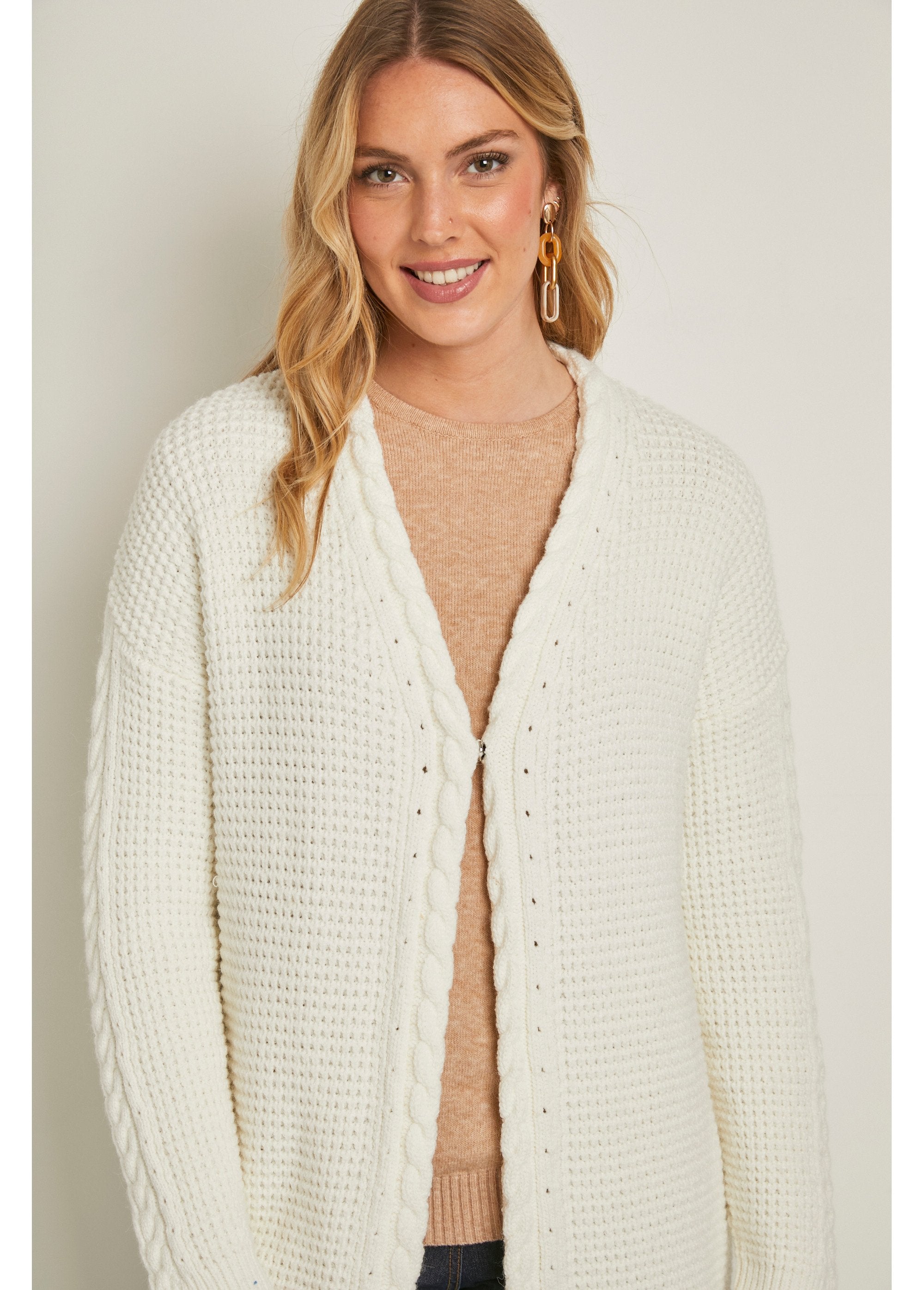 Cárdigan_largo_y_cálido_con_cuello_en_V_y_botones_automáticos_Crudo_DE1_slim