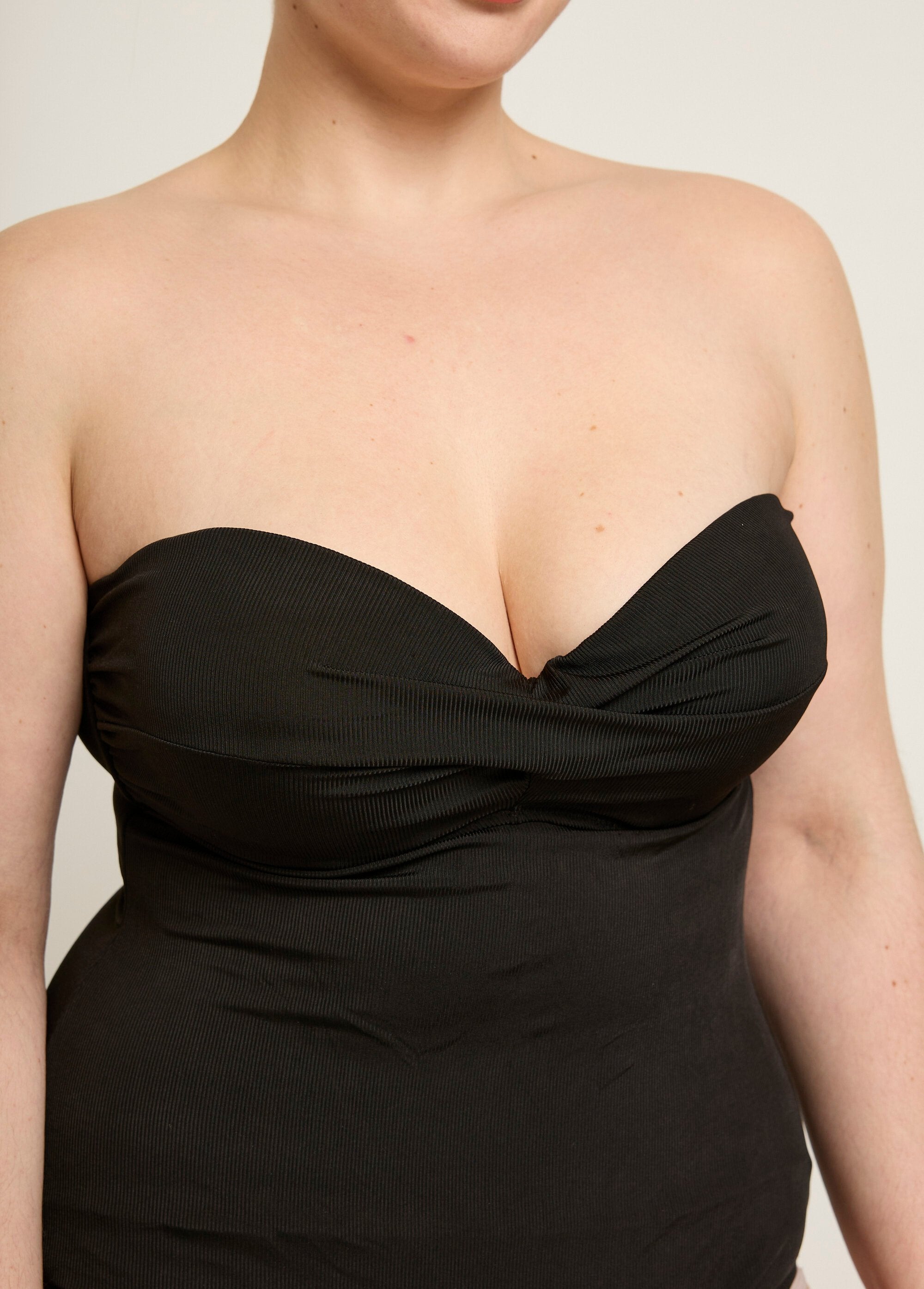 Traje_de_baño_de_una_pieza_drapeado_con_detalle_en_la_espalda_Negro_DE1_curvy