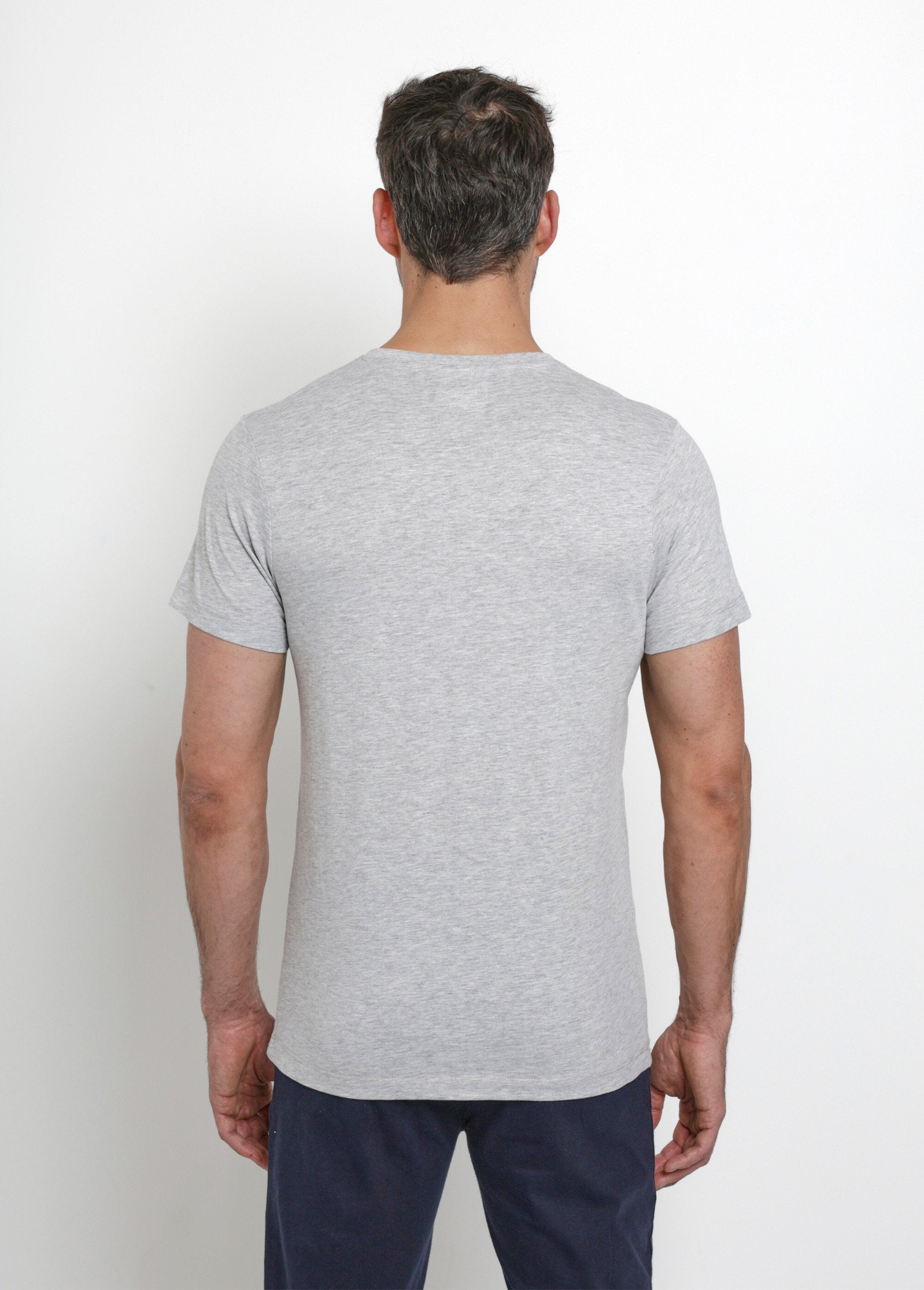 Camiseta_oscura_de_manga_corta_con_cuello_en_V_Gris_DO1_slim