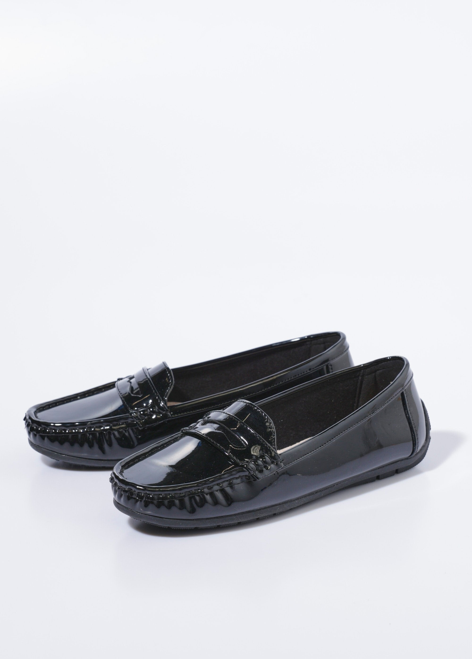 Mocasines_de_charol_con_suela_antideslizante_barniz_negro_DE1_slim