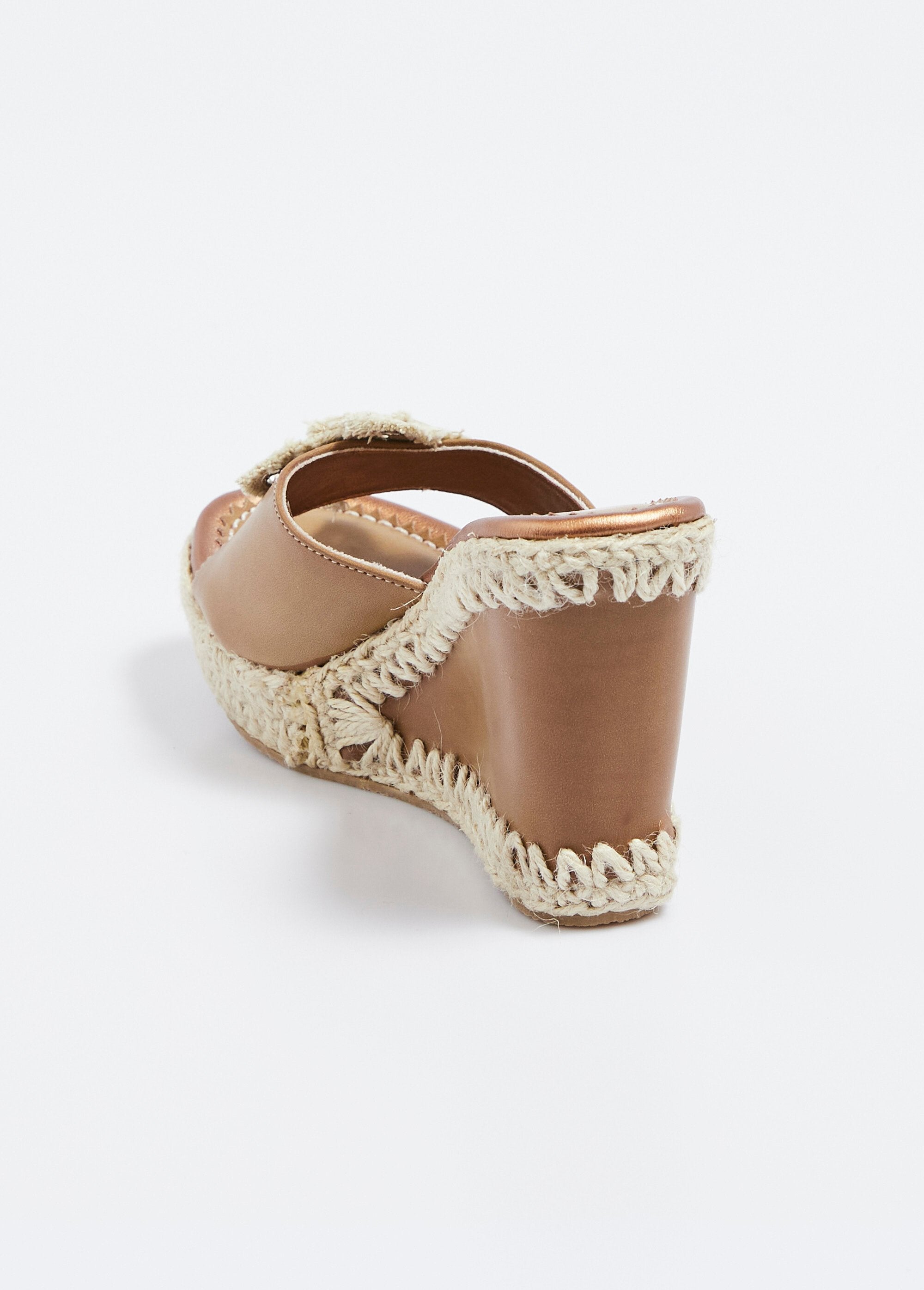 Mules_de_cuña_con_flores_de_tela_Beige_DO1_slim