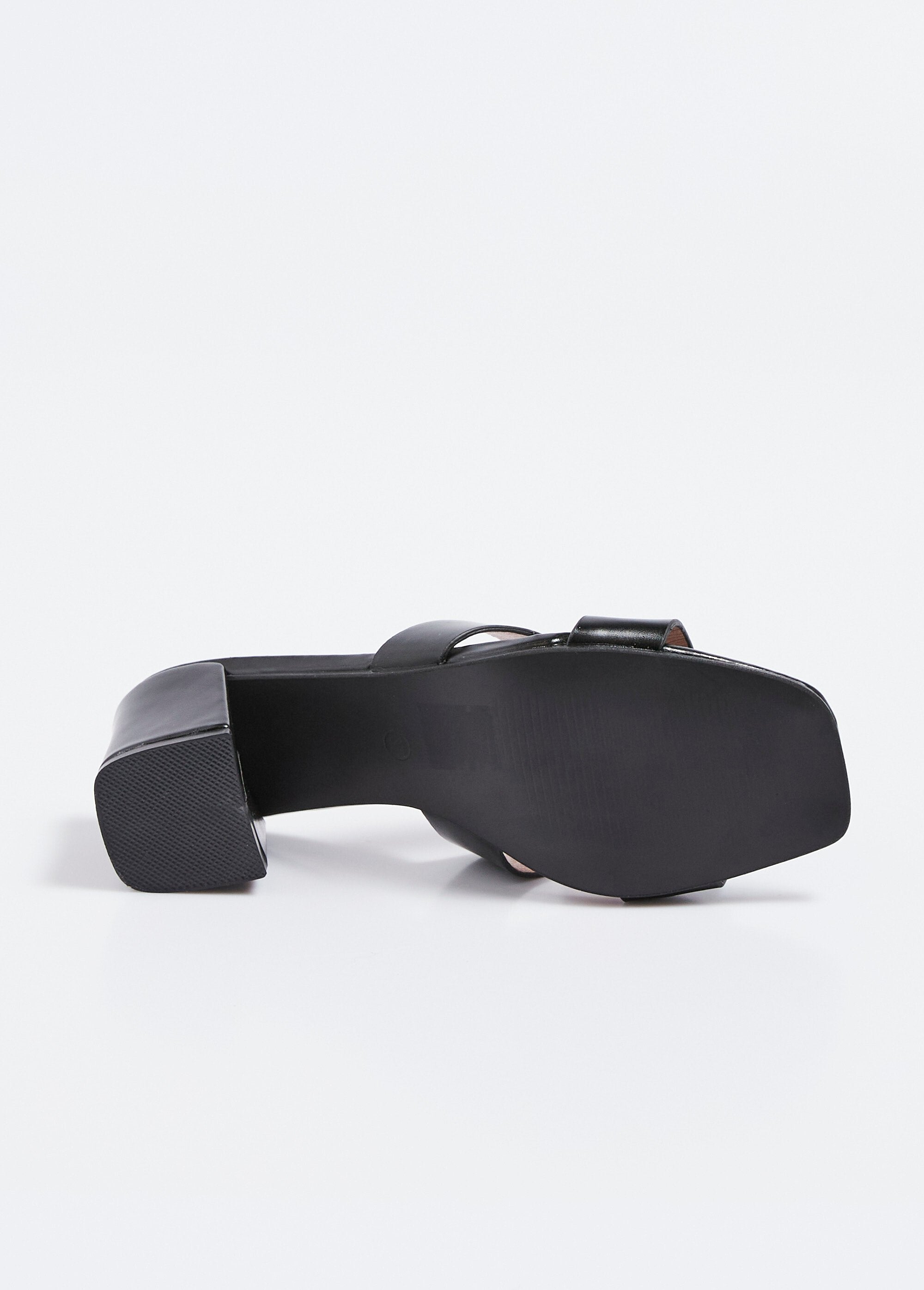 Mules_elegantes_de_punta_cuadrada_y_tacón_grueso_Negro_UN1_slim