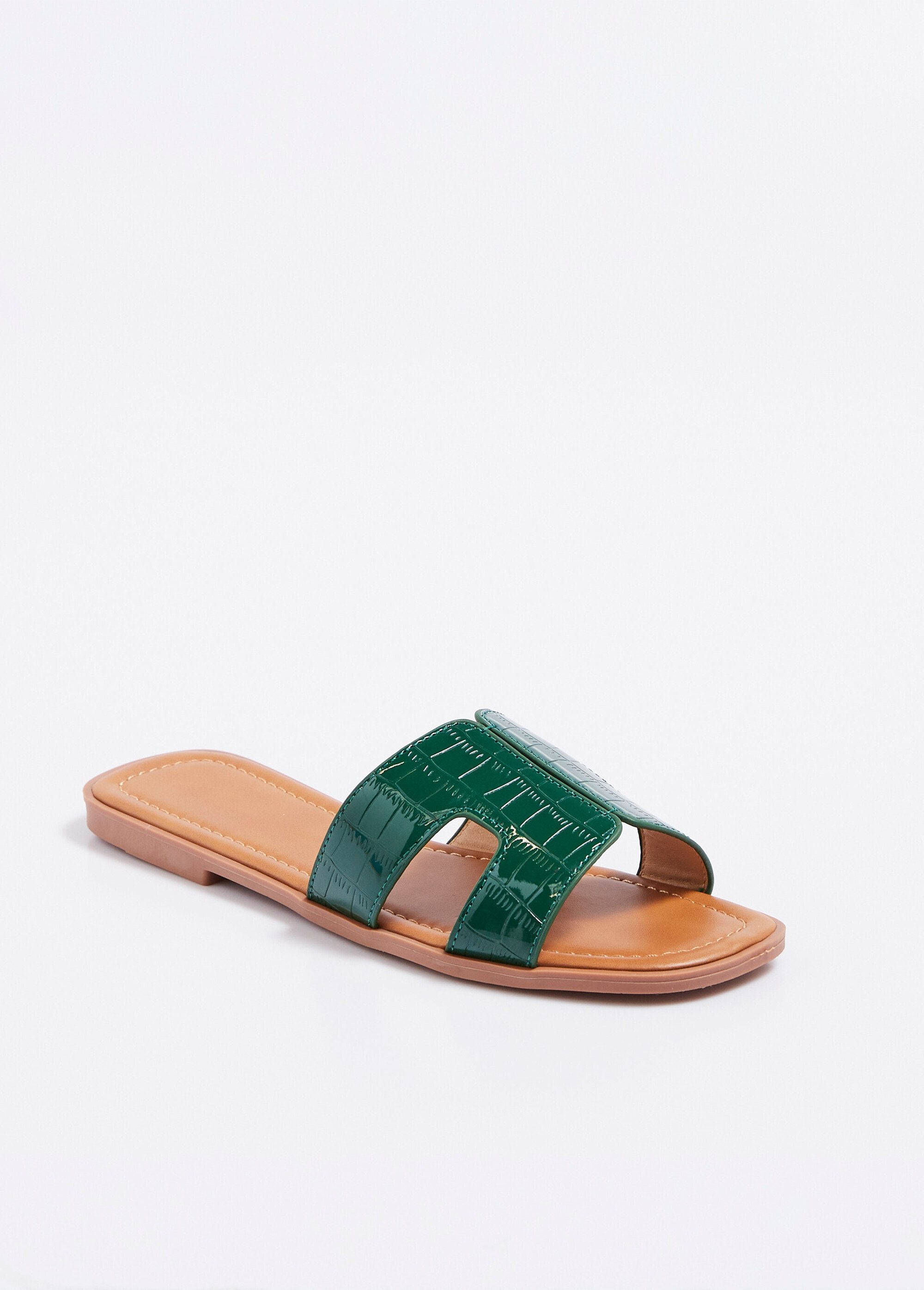 Mules_planos_de_charol,_imitación_cocodrilo_barniz_verde_FA1_slim