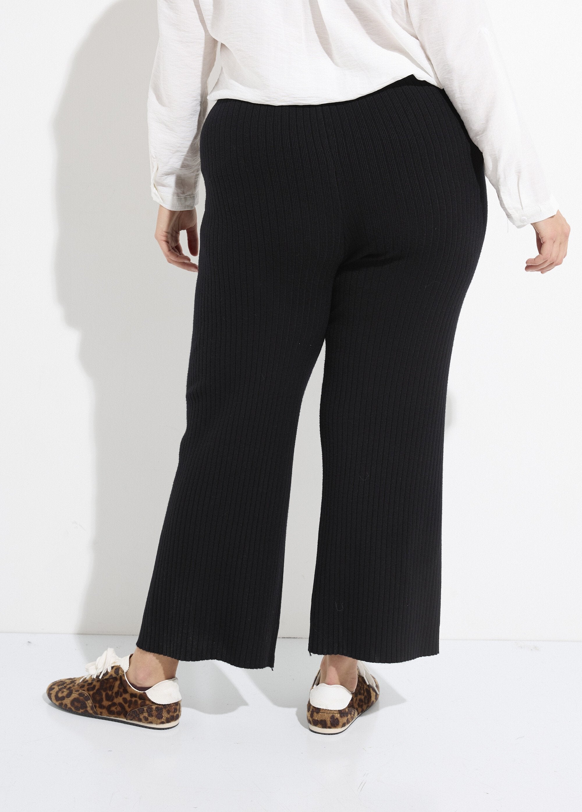Pantalón_de_punto_cómodo,_corte_ancho._Negro_DO1_curvy