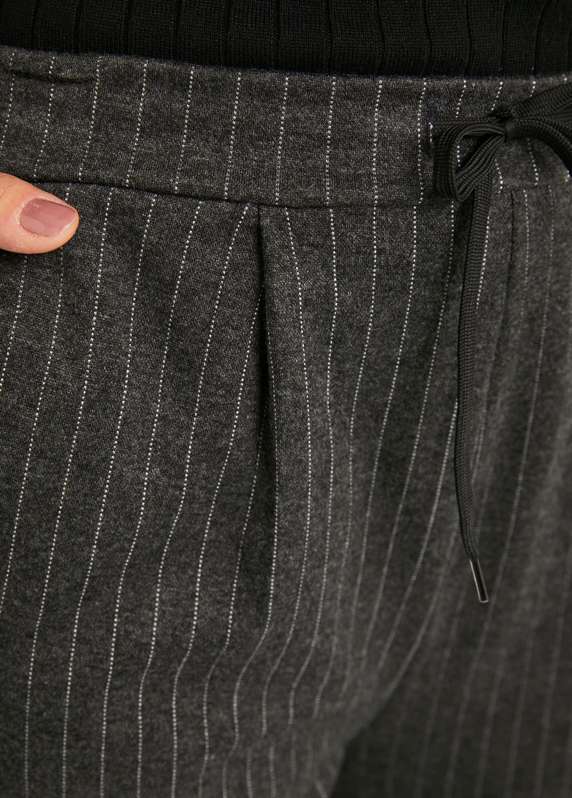 Pantalón_recto_de_punto_elástico_con_cintura_elástica_Gris_rayado_DE3_slim