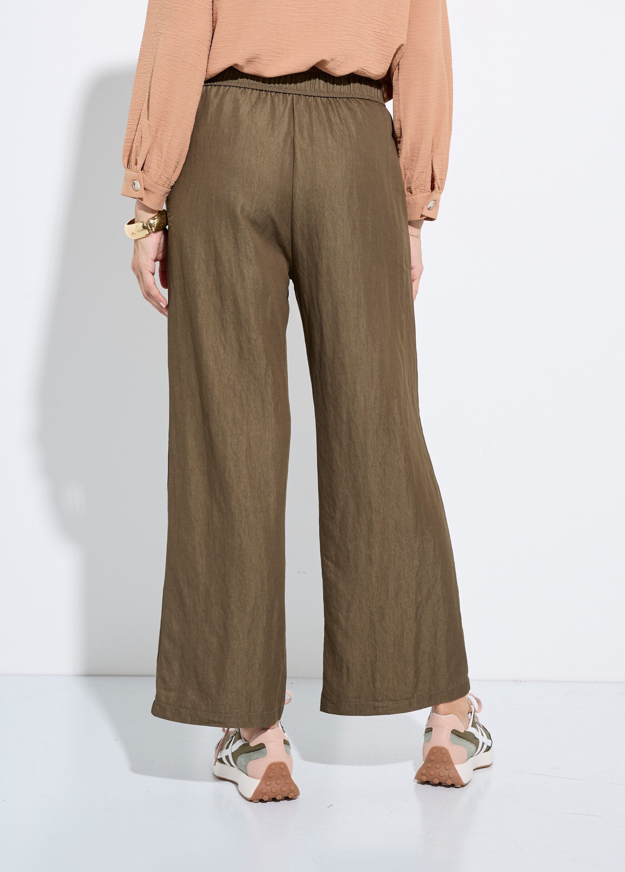 Pantalones_fluidos_elásticos_de_sarga_lisa_Caqui_DO1_slim