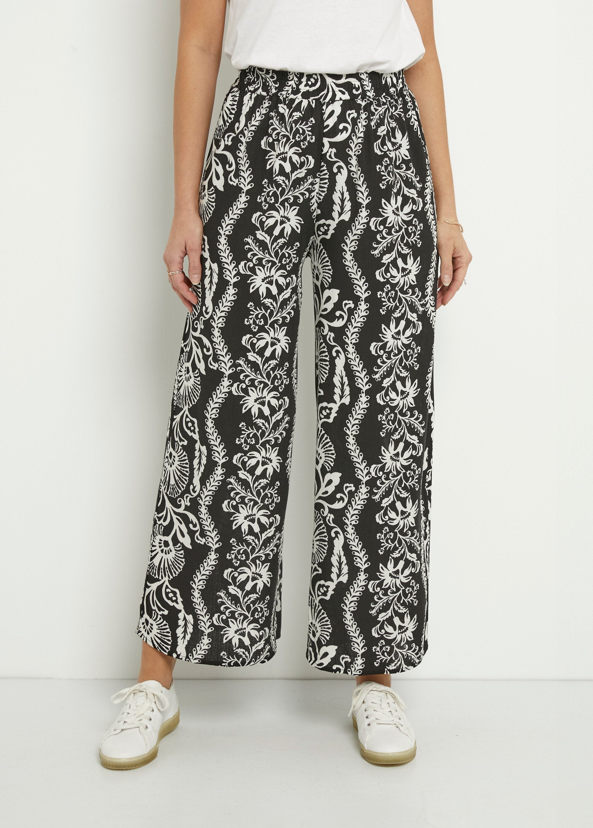 Pantalones_anchos_con_estampado_de_hojas_Negro_y_crudo_FA1_slim
