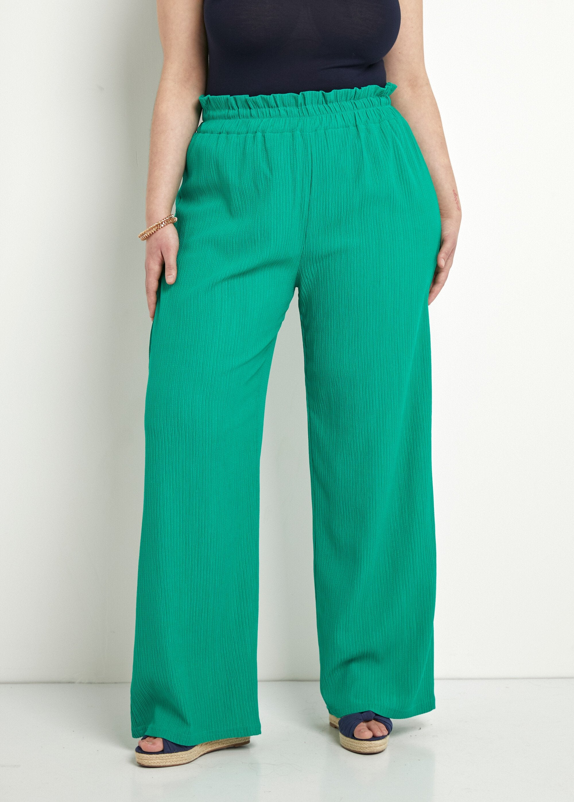 Pantalón_verde_con_cinturilla_elástica_ancha_y_malla_en_relieve_Verde_FA1_curvy